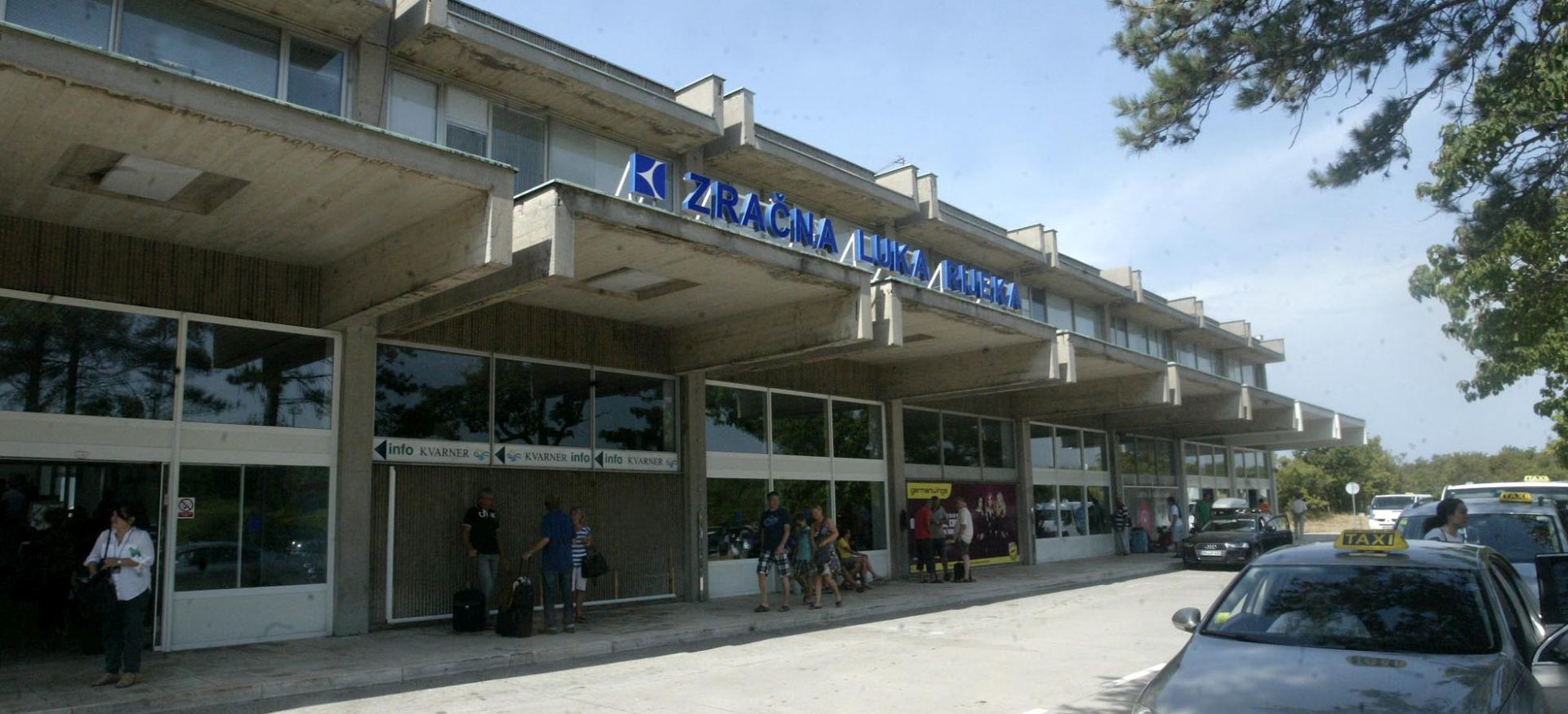 Omialj, 09.08.2013 - Zraèna luka Rijeka premaila je u prvih sedam mjeseci ove godine ukupni lanjski promet od 72.000 putnika, a od poèetka godine do danas kroz taj je aerodrom u Omilju na otoku Krku prolo ukupno 82.000 putnika, izvijestio je na dananjoj konferenciji za novinare direktor Zraène luke Rijeke Tomislav Palaliæ. Na slici zgrada Zraène luke Rijeka na otoku Krku.
foto FaH/ Miljenko KLEPAC /ds
