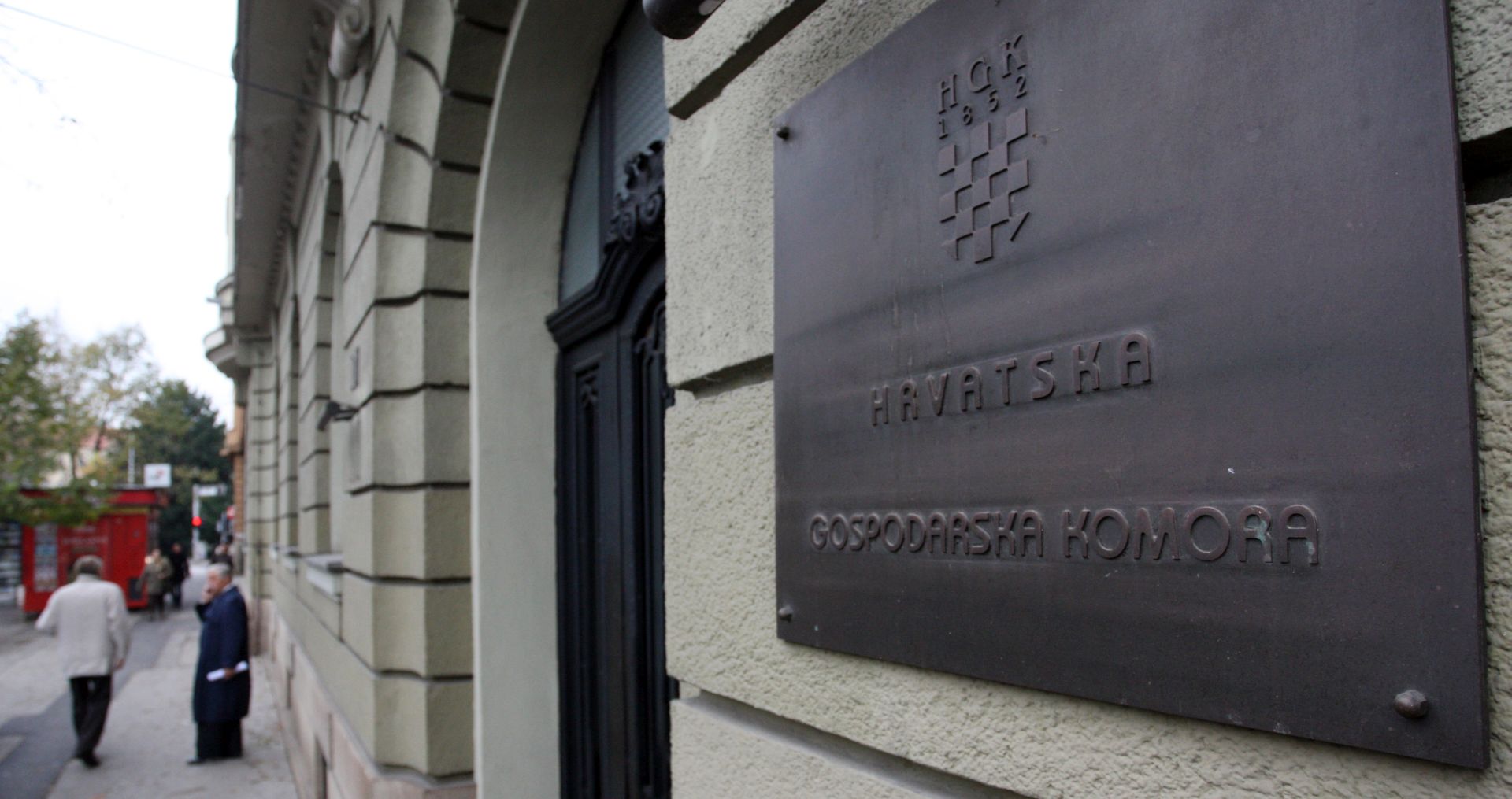 Zagreb, 12.11.2013 - Hrvatska gospodarska komora (HGK) potvrdila je poslijepodne da se u HGK provode istrane radnje nad predsjednikom HGK Nadanom Vidoeviæem i voditeljicom Slube za financijsko-raèunovodstvene poslove Josipom Mladinov. Na slici ulaz u zgradu HGK.
foto FaH/ Damir SENÈAR /ds