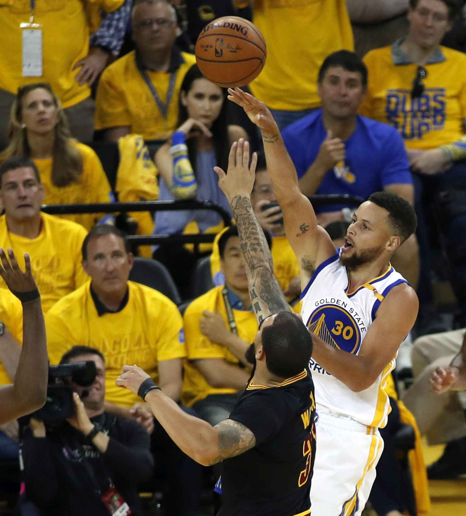 epa06011199 Golden State Warriors guard Stephen Curry (R) shoots over Cleveland Cavaliers guard Deron Williams (L) in the second half of game two of the NBA Finals basketball game at Oracle Arena in Oakland, California, USA, 04 June 2017. The Warriors beat the Cavaliers and won their fourteenth playoff game in a row. The series moves to Cleveland for game three.  EPA/MONICA M. DAVEY