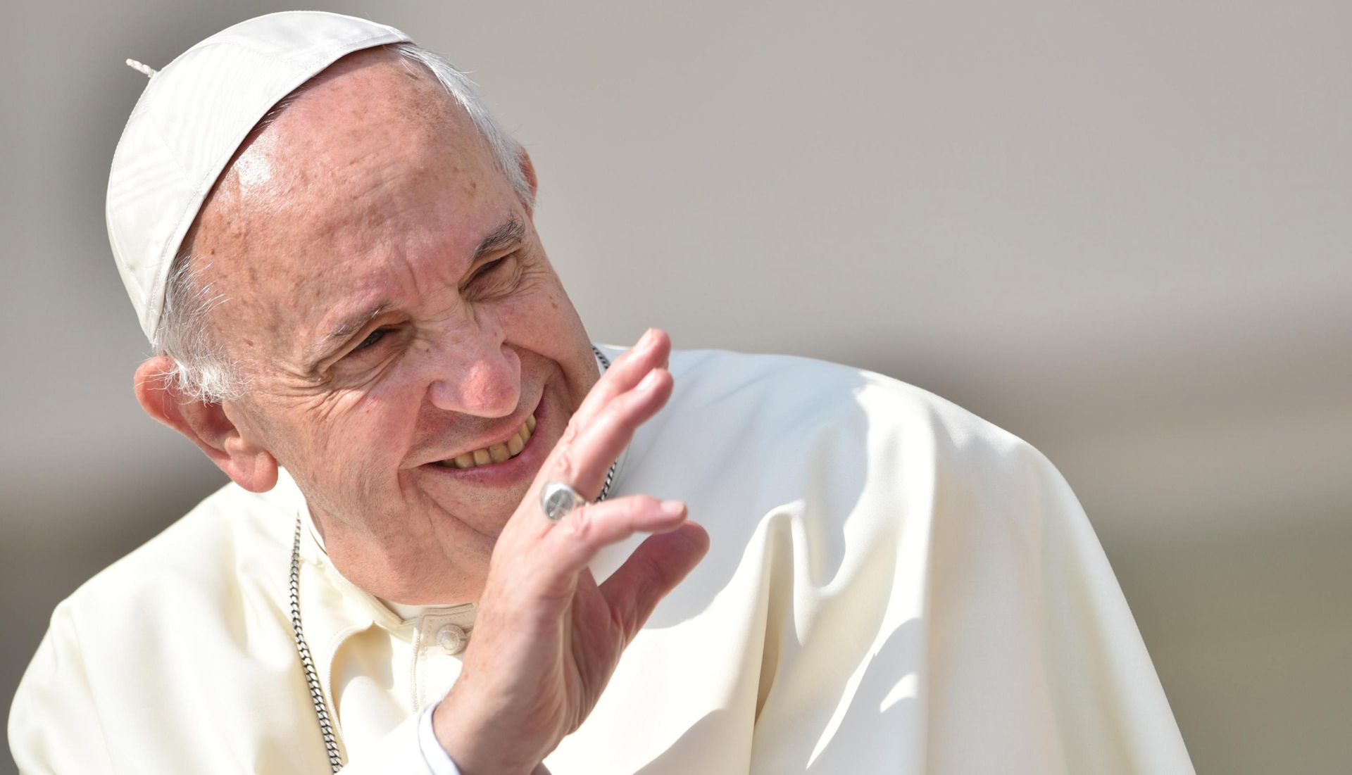 epa06027309 Pope Francis salutes the faithful during his weekly general audience in St. Peter's Square, Vatican City, 14 June 2017.  EPA/GIORGIO ONORATI