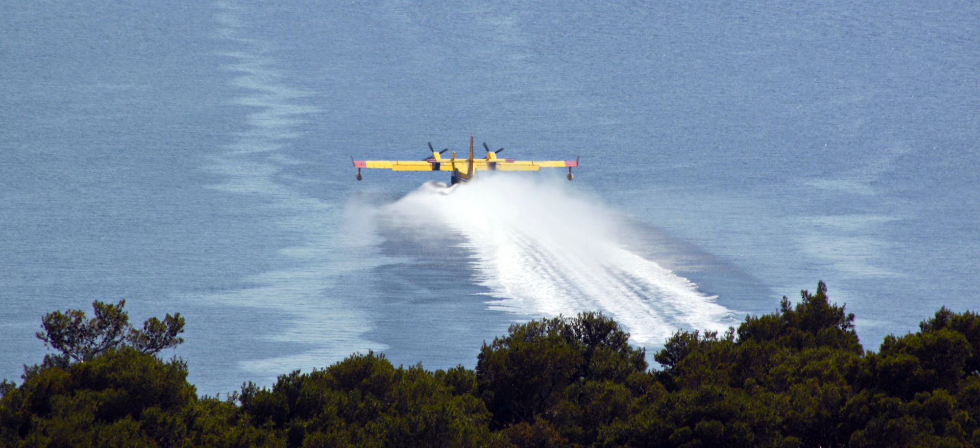 Makarska, 20.06.2017. - Iako je poar dobro saniran i nema vjetra, jutros su opet podignuti kanaderi koji polijevaju poarite na podruèju od Makarske do Tuèepa.
foto HINA/ Jure DIVIÆ/ jd