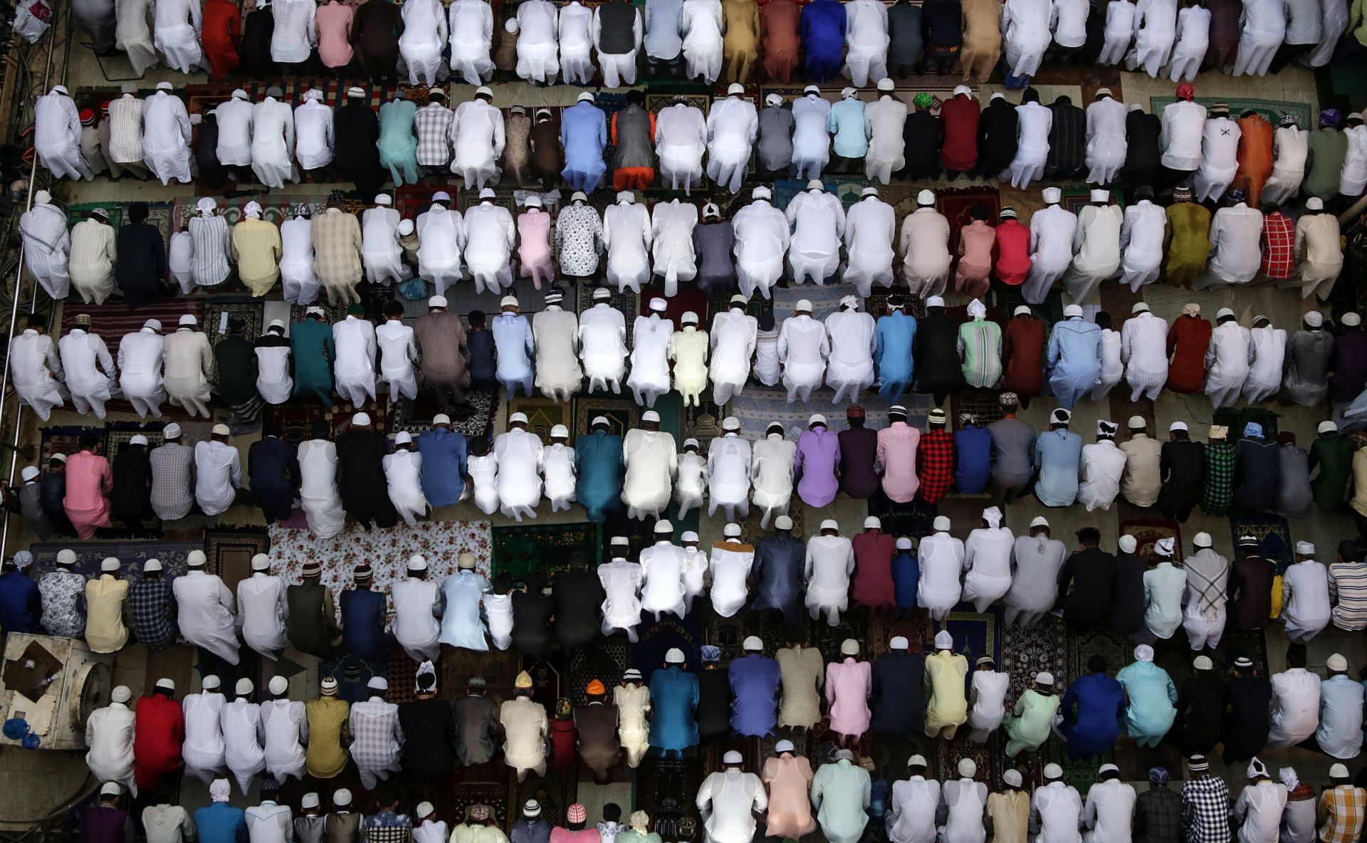 epa06050715 Indian Muslims attend Eid al-Fitr prayers at the Shams mosque, on the outskirts of Mumbai, India, 26 June 2017. Muslims around the world celebrate the Eid al-Fitr festival, which marks the end of the Muslim fasting month of Ramadan, celebrated with prayers, readings from the Koran and gatherings with family and friends.  EPA/DIVYAKANT SOLANKI