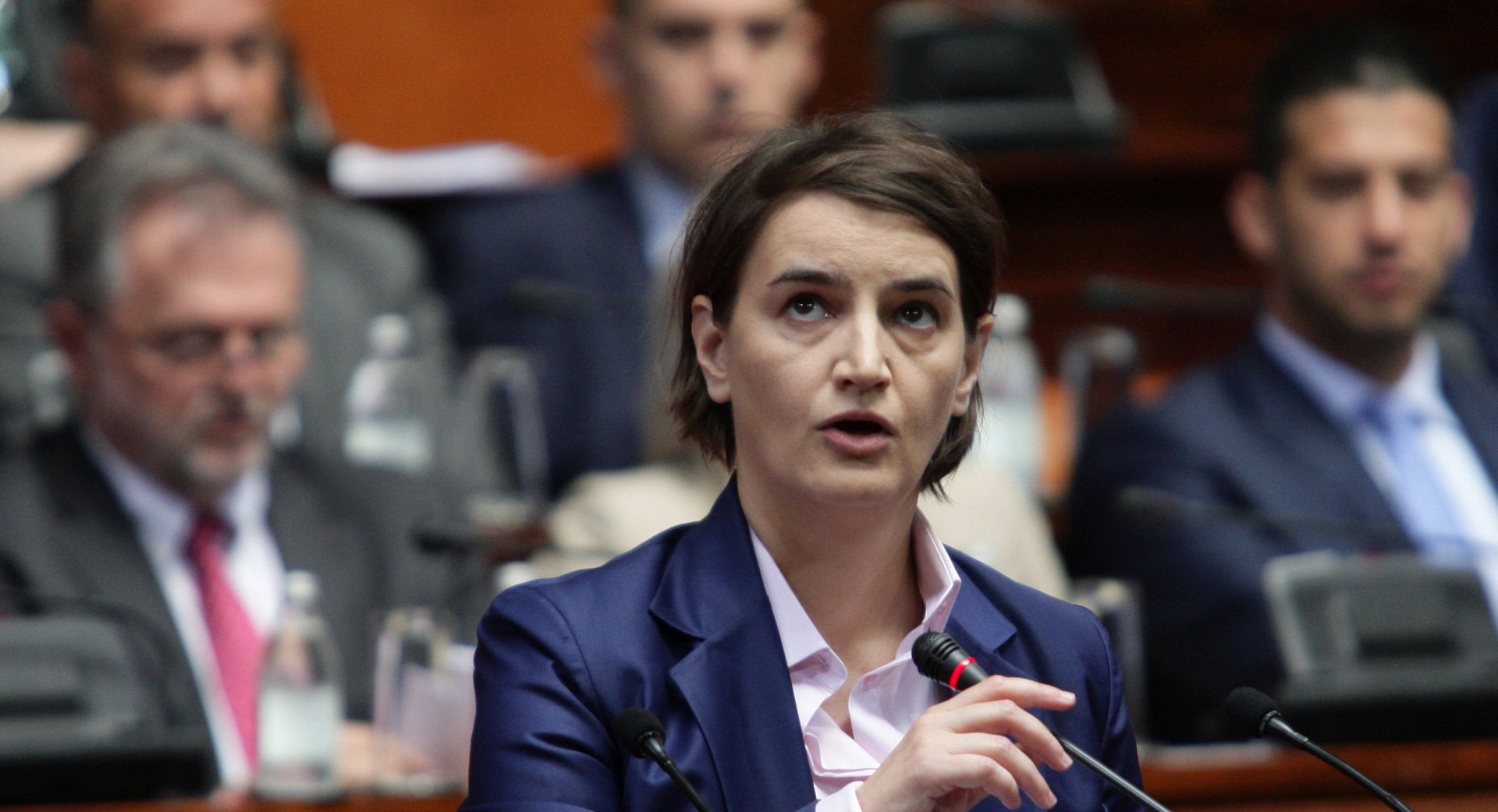 Beograd, 28.7.2017.- Mandatarka za sastav nove srbijanske vlade Ana Brnabiæ predstavila je u srpskom parlamentu svoj program, a kao najvanije ciljeve istaknula je nastavak zapoèetih gospodarskih reformi i privlaèenje inozemnih ulaganja, proces digitalizacije i razvoj IT sektora te stvaranje efikasnog obrazovnog sustava, dok je za najvaniji strateki cilj navela ulazak Srbije u Europsku uniju.
foto HINA/ TANJUG/ SAVA RADOVANOVIC/ ua
