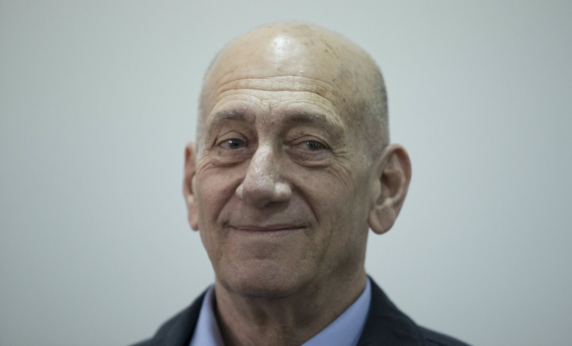 epa06055460 (FILE) - Former Israeli Prime Minister Ehud Olmert inside the District Court during his trial on charges of corruption in Jerusalem, Israel, 30 March 2015 (reissued 29 June 2017). Olmert's lawyer announced 29 June 2017 that Olmert, who is serving a 27-month prison sentence for corruption, has been granted an early release by a parole committee. Olmert is expected to be released 02 July 2017.  EPA/ABIR SULTAN