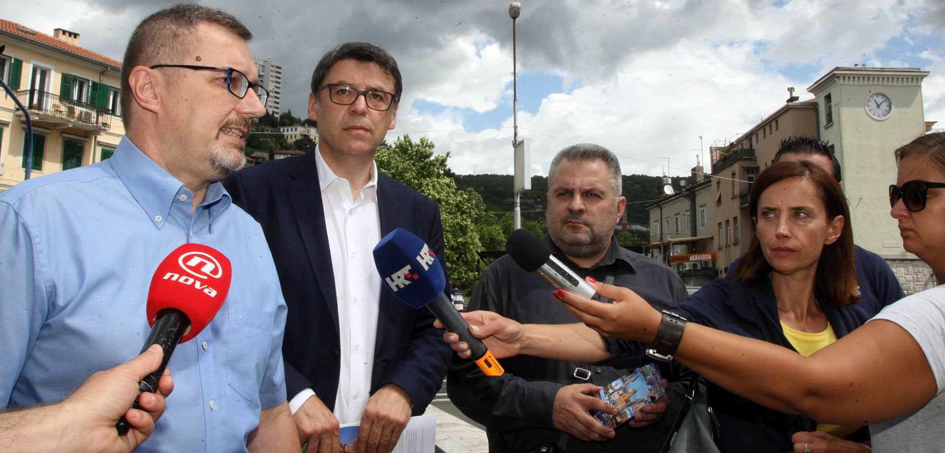 Rijeka, 29.06.2017. - U znak prosvjeda zbog ukidanja imena Trga Marala Tita u Zagrebu saborski zastupnici SDP-a, eljko Jovanoviæ i Damir Tomiæ obratili su se medijima na Titovom trgu u Rijeci. Na slici Saa Zelenika, eljko Jovanoviæ i Damir Tomiæ.
foto HINA/ Miljenko KLEPAC/ ua