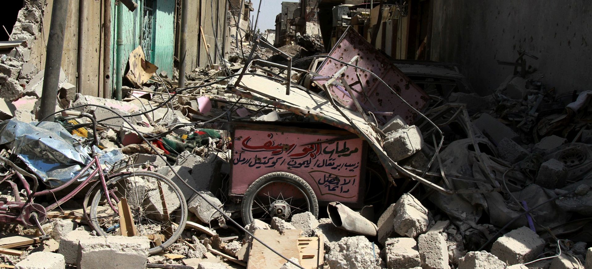 epa06058604 A general view on destroyed houses in the old city area of western Mosul, Iraq, 30 June 2017. Iraqi forces recaptured the Great Mosque of al-Nuri in Mosul on 29 June 2017, the site where Islamic state (IS) chief Abu Bakr al-Baghdadi made his only known public appearance in 2014. Iraqi prime Minister Haider al-Abadi announced that 'the recapture of the mosque is a sign of IS's impending defeat'.  EPA/STR