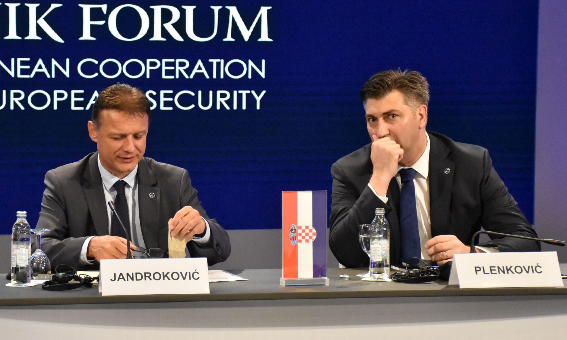 Dubrovnik, 1.7.2017 - Pod nazivom "Jadransko-mediteranska suradnja i sigurnost u jugoistoènoj Europi" odrava se 12. meðunarodni Dubrovnik Forum. Forum je otvorio premijer Andrej Plenkoviæ. Na slici Gordan Jandrokoviæ i Andrej Plenkoviæ.
foto HINA/ Nika MILETIÆ/ ua