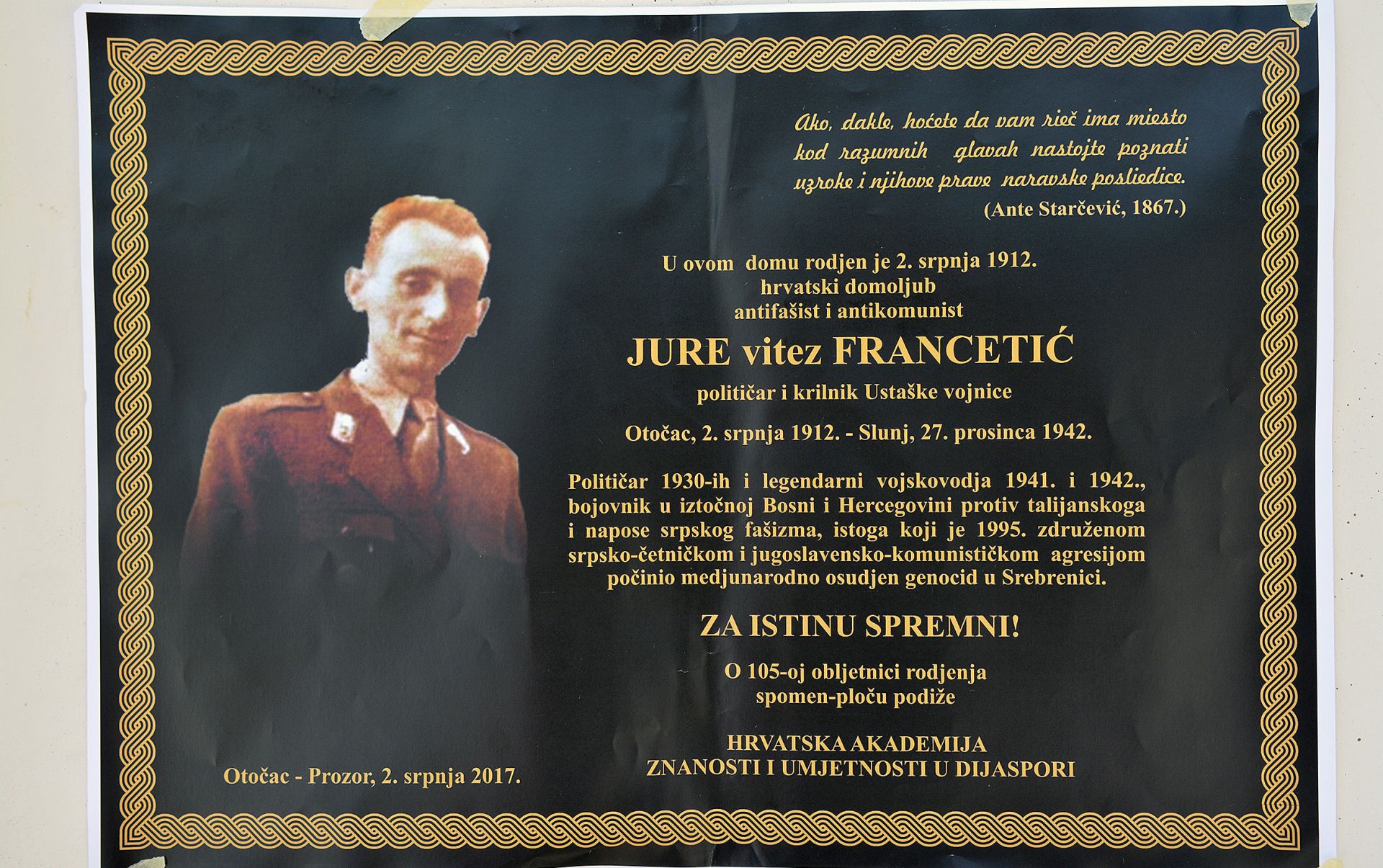 Otoèac, 1.7.2017 - Planirano postavljanje ploèe u povodu 105. obljetnice roðenja ustakog èasnika Jure Francetiæa neæe se odrati ove subote buduæi da je organizatorima, Hrvatskoj akademiji znanosti i umjetnosti u dijaspori (HAZUD) policija u petak naveèer oduzela ploèu tijekom obavjesnog razgovora u prostorijama Lièko-senjske PU. Na spomeniku hrvatskim braniteljima zalijepljena je fotokopija oduzete ploèe.
foto HINA/ Mladen VOLARIÆ/ ua