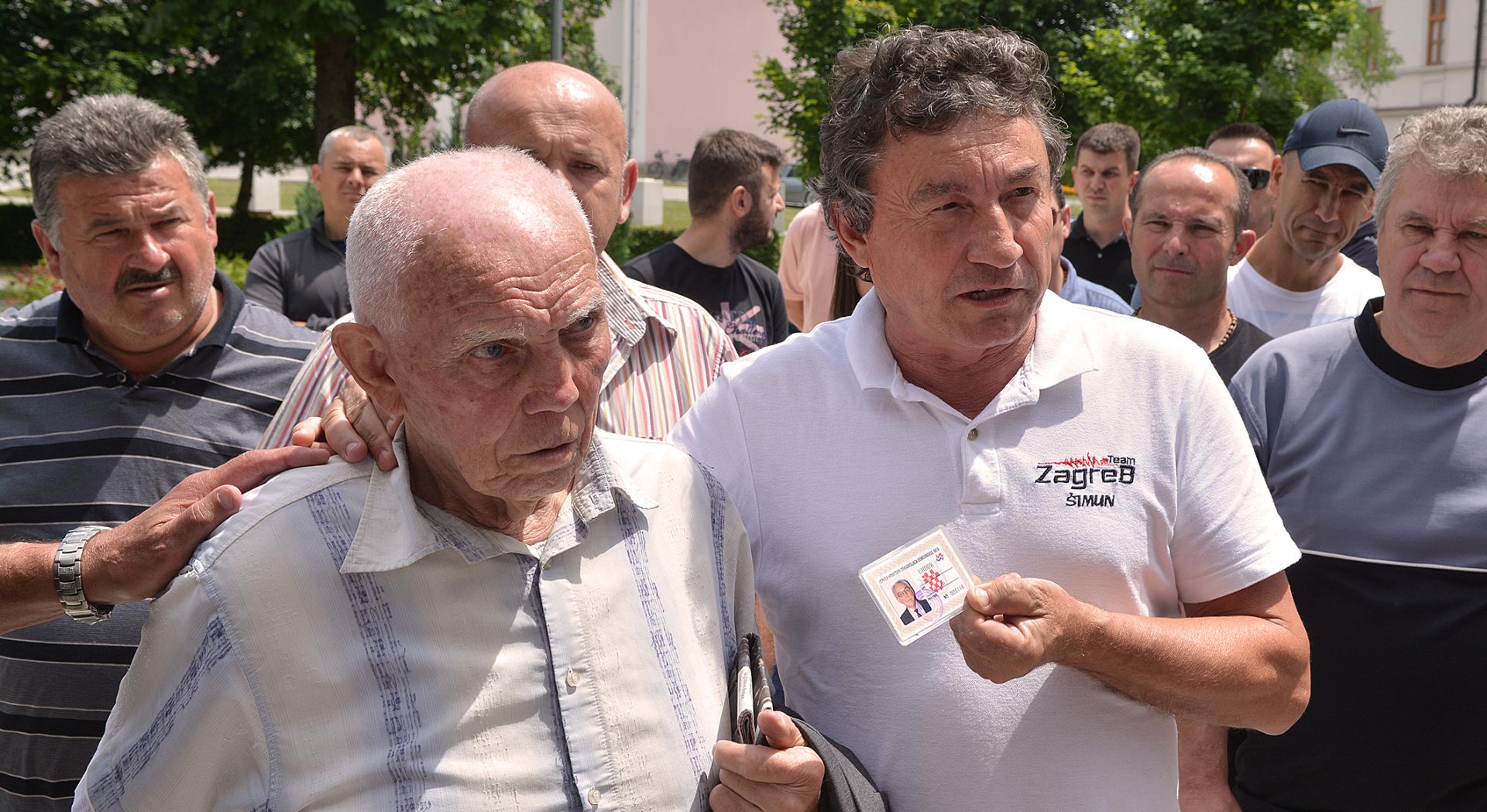 Otoèac, 1.7.2017 - Policajci u civilu skinuli su plakat kod Spomenika hrvatskim braniteljima s tekstom u spomen Juri Francetiæu za vrijeme okupljanja njegovih pristaa na èelu s Draganom Hazlerom i Ivanom Biondiæem.
foto HINA/ Mladen VOLARIÆ/ ua