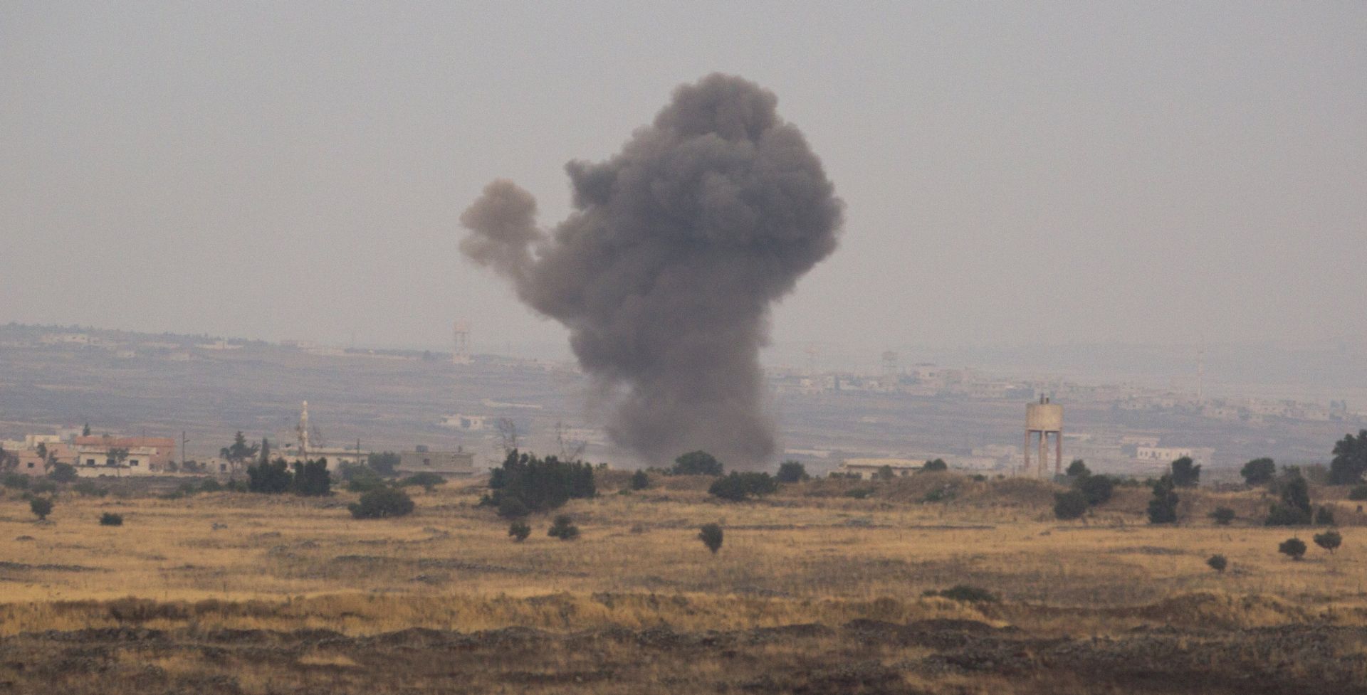 epa06060709 Smoke rise from Syrian village Hamideah as a result of fighting next to the Israeli-Syrian border in the Golan Heights, 01 July 2017. Another mortar shells fired from Syria lands hit the Isreali teritory in Golan Heights on 01 July. No injuries were reported.  EPA/ATEF SAFADI