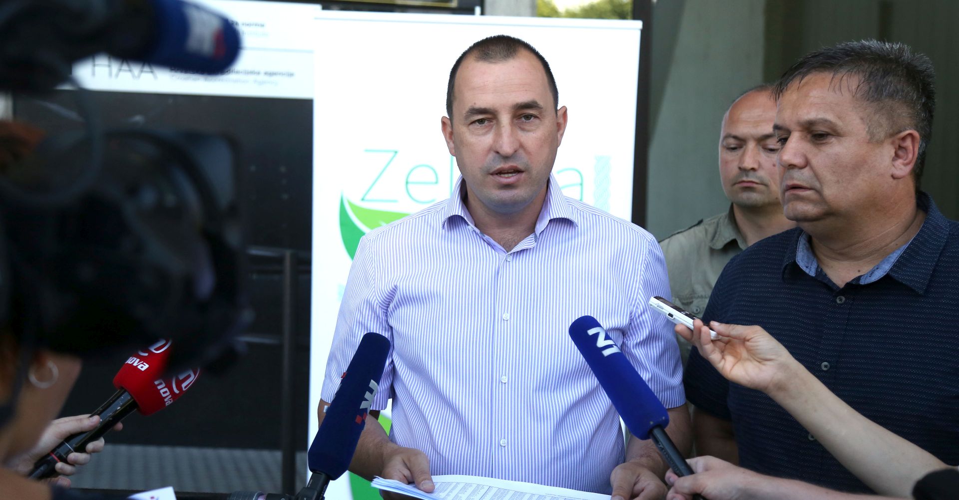 Zagreb, 02.07.2017 - Zelena lista i Nezavisni hrvatski seljaci su konferenciju za novinare ispred zgrade Ministarstva poljoprivrede, pod nazivom "Uvoz raste dok se ministri na raèun OPG-a èaste!". Na fotografiji predsjednik Zelene liste Nenad Matiæ i predsjednik Nezavisnih hrvatskih seljaka Mato Mlinariæ.
foto HINA/ Denis CERIÆ /dc