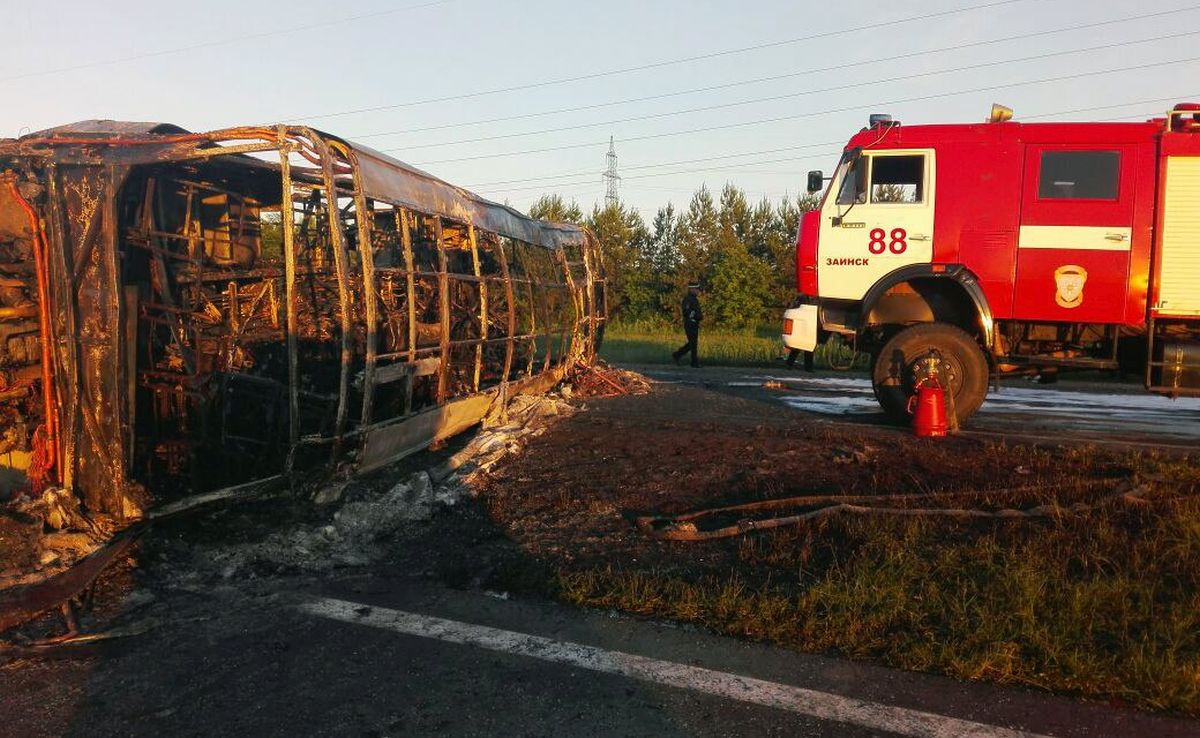epa06061175 A handout photo made available by the Russian Emergency Ministry on 02 July 2017 shows the place of a crash between a passengers bus and a truck in the Tatarstan region in Russia, 02 July 2017. Reportedly 14 people died in the crash. A cause for the accident was not immediately reported.  EPA/RUSSIAN EMERGENCY MINISTRY/HO HANDOUT  HANDOUT EDITORIAL USE ONLY/NO SALES
