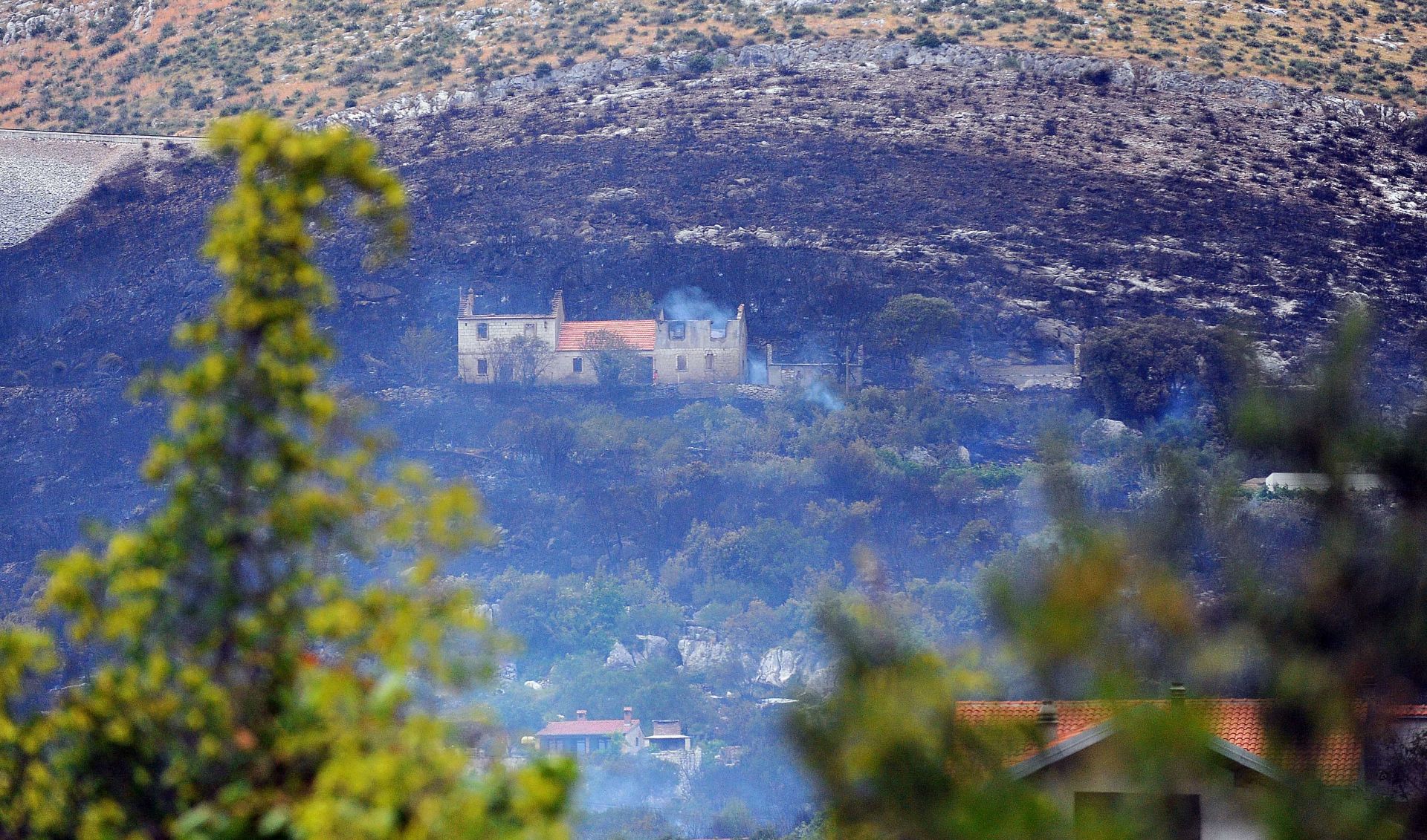 Trogir, 2.7.2017 - Poar koji je u poslijepodnevnim satima zahvatio podruèje Planog kod Trogira na vie mjesta pribliio se kuæama te se vatrogasci bore da zatite kuæe, doznaje se od vatrogasaca na terenu.
foto HINA/ Mario STRMOTIÆ/ ua