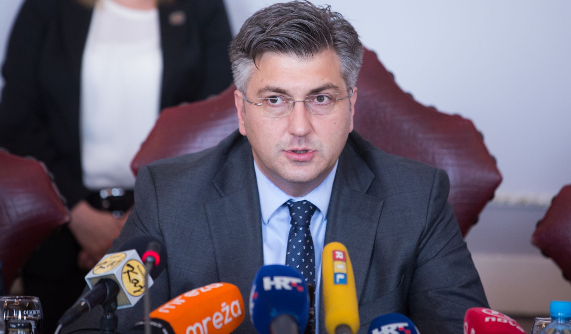 Požega, 03.07.2017. - Predsjednik Vlade Republike Hrvatske Andrej Plenković predsjedao je u Požegi 2. sastankom Vlade sa županima, predstavnicima Udruge gradova, Udruge općina i predsjednikom saborskog Odbora za lokalnu samoupravu. Na fotografiji Andrej Plenković.  foto HINA/ Daniel KASAP/ dk
