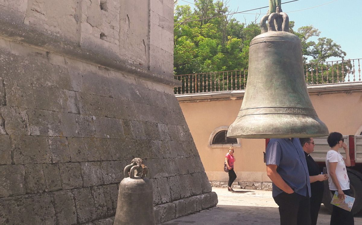 Pula, 03.07.2017. - Nalaz zakopanog blaga, pronađenog u podrumu Arheološkog muzeja Istre u sklopu radova na adaptaciji muzeja predstavljen je u ponedjeljak novinarima u Puli, a radi se o dva zvona iz 14. i 15. stoljeća, koji su skriveni prije 70 godina, najvjerojatnije poslije Drugoga svjetskog rata, do 1947. godine.
foto HINA/ Daniel SPONZA/ es