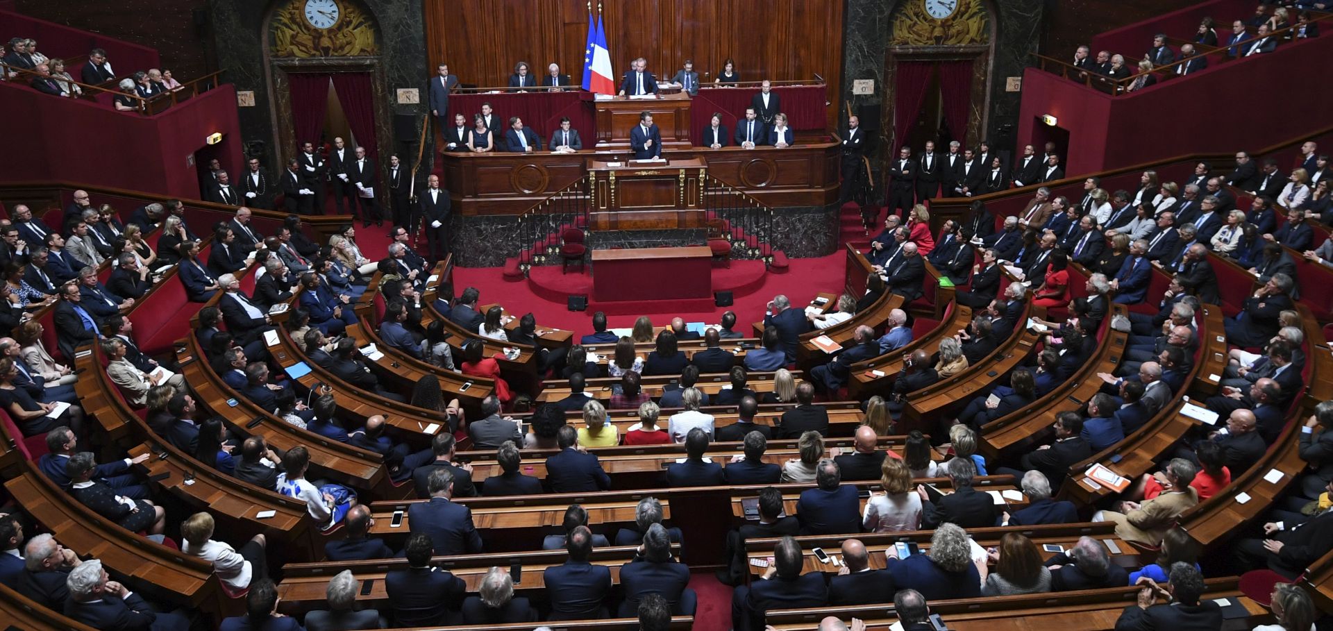 epa06063450 French President Emmanuel Macron (C) speaks during a special congress gathering both houses of parliament (National Assembly and Senate) in the palace of Versailles, outside Paris, France, 03 July 2017.
Lawmakers from the two houses are usually called together only in times of national crisis, but Macron has convened the session, which he plans to make an annual event, to lay out his vision and priorities two months after his election.  EPA/ERIC FEFERBERG / POOL