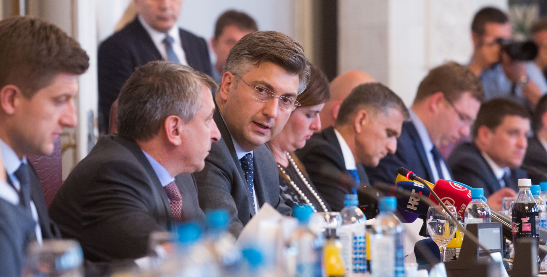 Požega, 03.07.2017. - Predsjednik Vlade Andrej Plenković predsjedao je u Požegi 2. sjednicom Savjeta za Slavoniju, Baranju i Srijem na kojoj je ministrica regionalnog razvoja i fondova Europske unije Gabrijela Žalac predstavila provedbu Projekta Slavonija, Baranja i Srijem. Na fotografiji Zdravko Marić, Predrag Štromar, Andrej Plenković, Gabrijela Žalac, Goran Marić, Tomislav Tolušić, Marko Pavić, Oleg Butković. Foto HINA/ Daniel KASAP/ dk