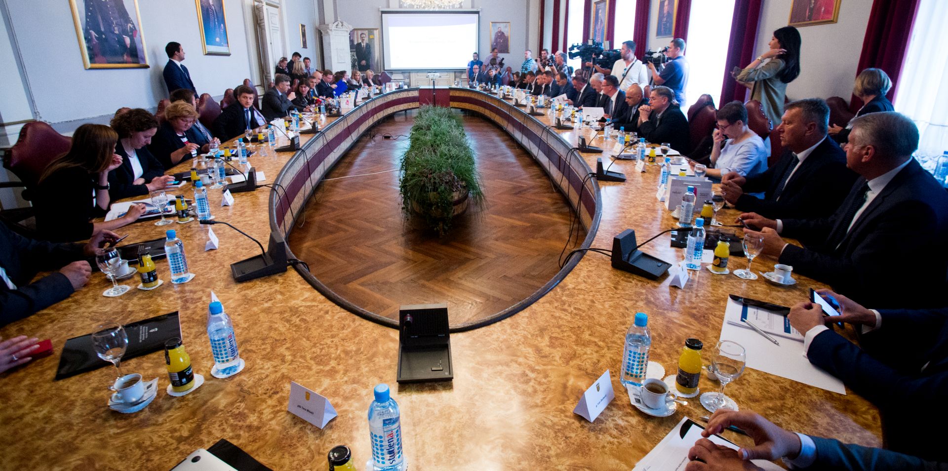 Požega, 03.07.2017. - Predsjednik Vlade Andrej Plenković predsjedao je u Požegi 2. sjednicom Savjeta za Slavoniju, Baranju i Srijem na kojoj je ministrica regionalnog razvoja i fondova Europske unije Gabrijela Žalac predstavila provedbu Projekta Slavonija, Baranja i Srijem. Na fotografiji Nina Obuljen Koržinek, Nada Murganić, Tomislav Ćorić, Zdravko Marić, Predrag Štromar, Andrej Plenković, Gabrijela Žalac, Goran Marić, Tomislav Tolušić, Marko Pavić, Oleg Butković.   Foto HINA/ Daniel KASAP/ dk