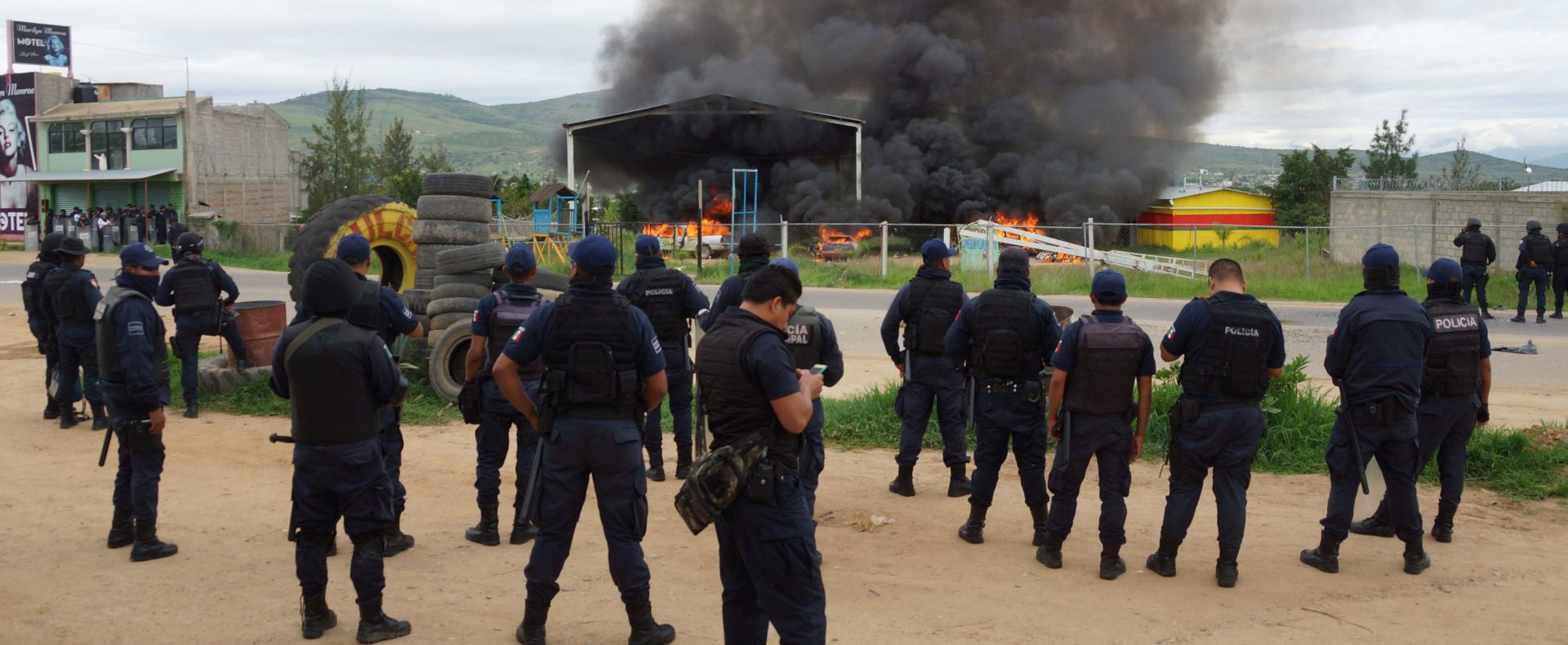 epa06064415 Vehicles burn after a confrontation between mototaxistas and inhabitants of Zaachila, in the state of Oaxaca, Mexico, 03 July 2017. A confrontation between residents and motorcycle taxi drivers left dozens of houses and vehicles on fire and several people injured. Residents say that mototaxistas are extorting local merchants.  EPA/Mario Arturo Martinez