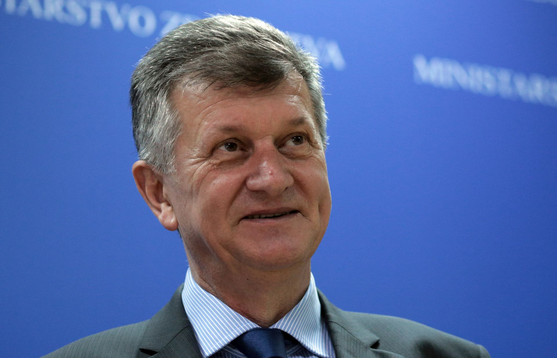 Zagreb, 4.7.2017. - Potpisivanje Zajedničke izjave o namjeri između Saveznog ministarstva zdravlja Republike Njemačke i Ministarstva zdravstva Republike Hrvatske u Ministarstvu zdravstva. Ovom zajedničkom izjavom dva resorna ministarstva žele osnažiti suradnju u području zdravstva, s ciljem unapređenja zdravlja stanovništva u svakoj od zemalja. Zajedničku izjavu potpisali su savezni ministar zdravstva Njemačke Hermann Gröhe i ministar zdravstva Hrvatske Milan Kujundžić (na slici). 
Foto Hina Dario GRZELJ/ dag