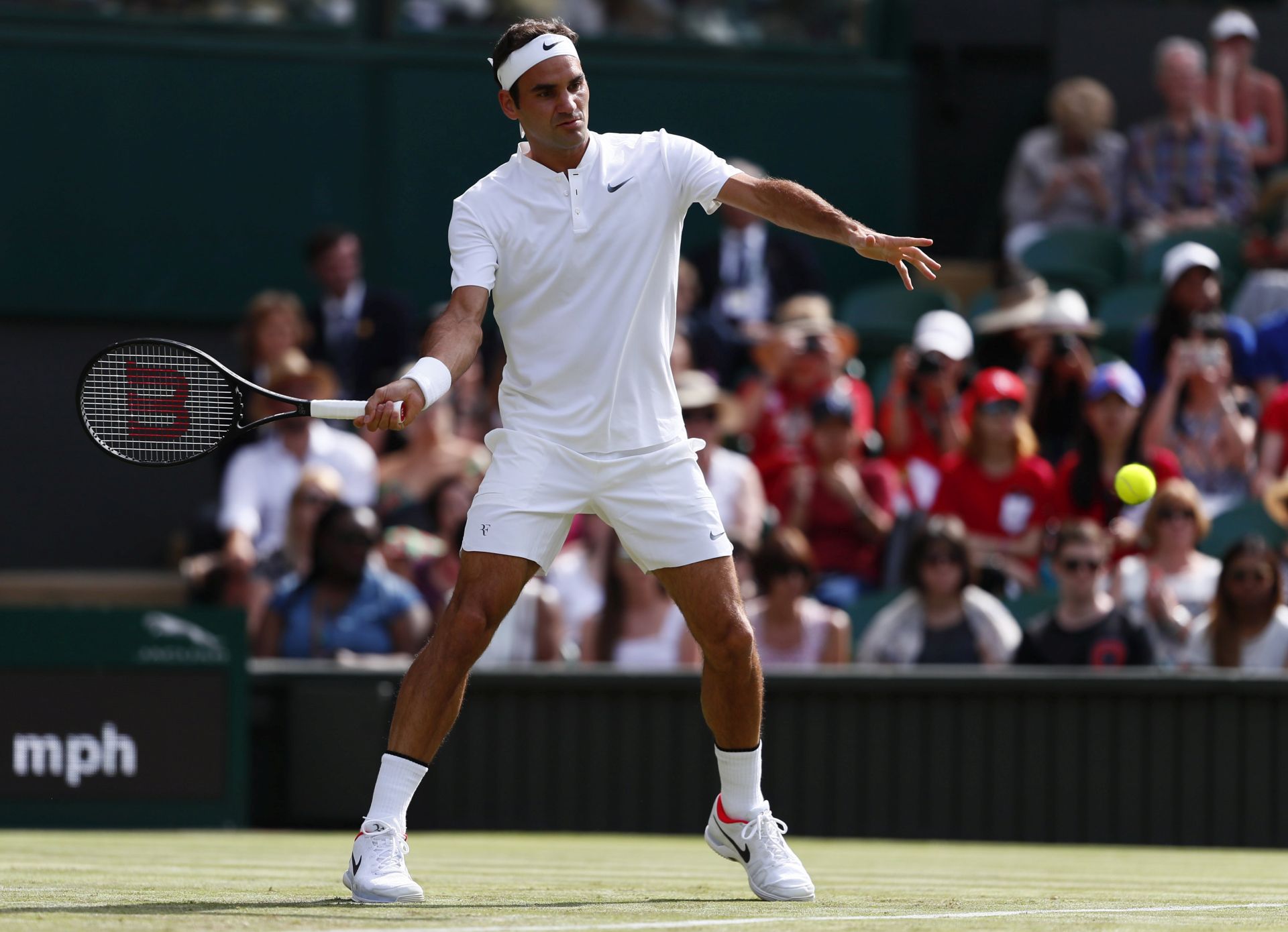 epa06065687 Roger Federer of Switzerland returns to Alexandr Dolgopolov of Ukraine in their first round match during the Wimbledon Championships at the All England Lawn Tennis Club, in London, Britain, 04 July 2017.  EPA/NIC BOTHMA EDITORIAL USE ONLY/NO COMMERCIAL SALES