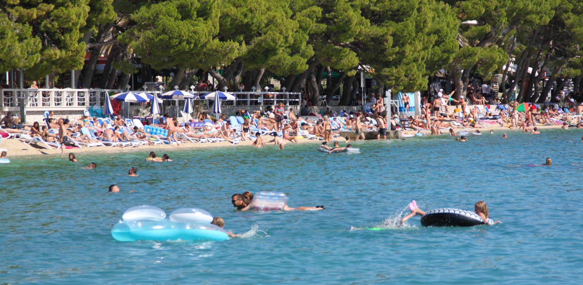 Makarska, 06.07.2017. - Početkom srpnja Makarska bilježi značajan porast turista, trenutno u njoj  boravi 12.334 turista što je porast od 24 posto u odnosu na proteklu 2016. godinu kad je  u Makarskoj na isti dan bilo 9.908  turista.
foto HINA/ Jure DIVIĆ/ es