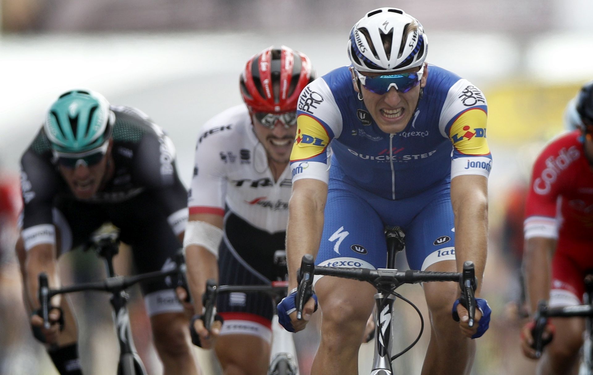 epa06073469 Quick Step Floors team rider Marcel Kittel of Germany (R) crosses the finish line to win the 7th stage of the 104th edition of the Tour de France cycling race over 213.5 km between Troyes and Nuits-Saint-Georges, France, 07 July 2017.  EPA/YOAN VALAT