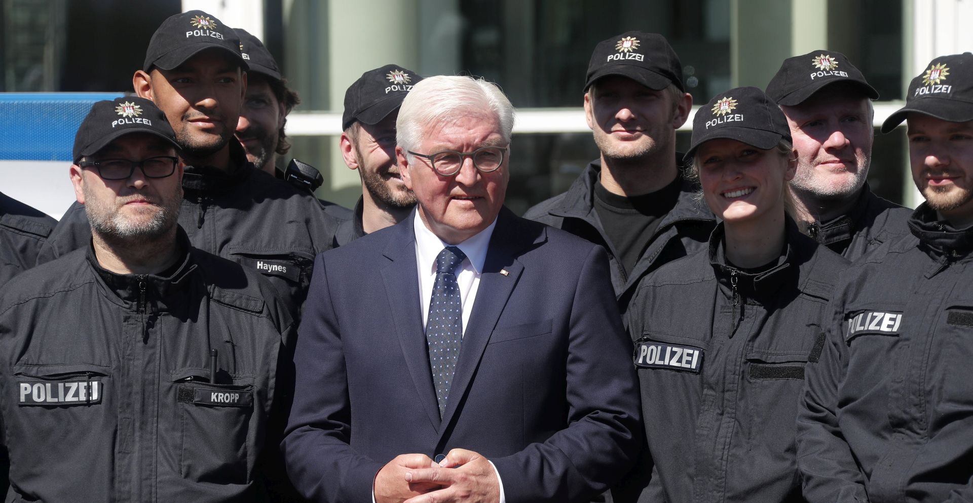 epa06077486 The German President Frank Walter Steinmeier wih German Ploice officers during a press conference, in Hamburg, Germany, 09 July 2017, after visiting injured policemen and people, affected by the riots that took place during the G20 Summit, in the north German city. The G20 Summit (or G-20 or Group of Twenty), an international forum for governments from 20 major economies, sparked violent protest actions across the city, with dozens of injured people and heavy material damages.  EPA/FELIPE TRUEBA