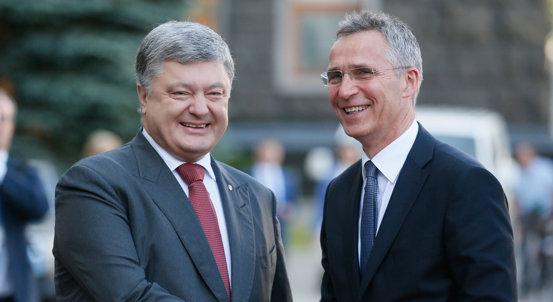 epa06078711 Ukrainian President Petro Poroshenko (L) welcomes Jens Stoltenberg (R), the Secretary General of the North Atlantic Treaty Organization (NATO), during their meeting in Kiev, Ukraine, 10 July 2017. Stoltenberg arrived to Ukraine to take part in a meeting of the Ukraine – NATO Commission, which will take place in Kiev later the same day.  EPA/SERGEY DOLZHENKO