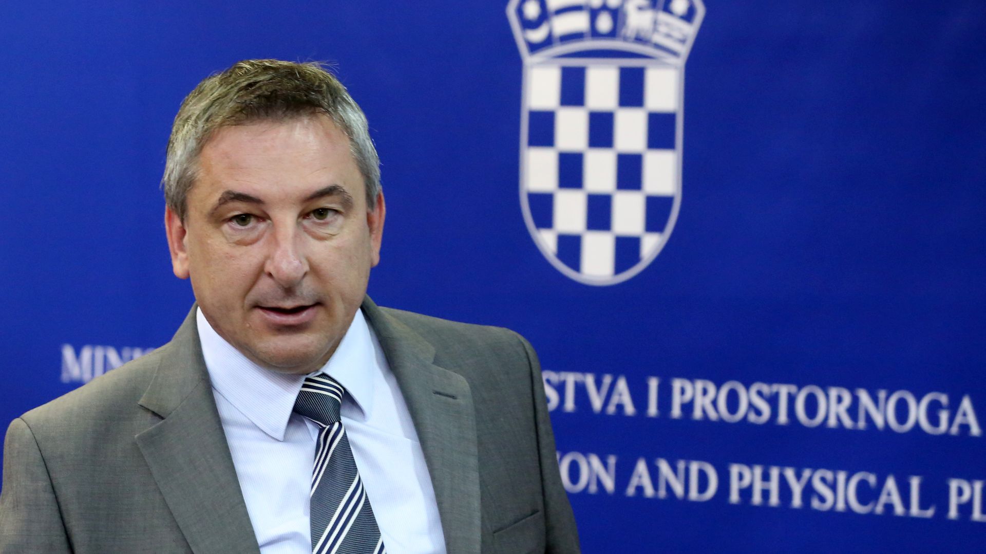 Zagreb, 11.07.2017. - U Ministarstvu graditeljstva i prostornog uređenja održana je konferencija za medije u povodu potpisivanja prvih ugovora o dodjeli bespovratnih sredstava u sklopu poziva "Energetska obnova višestambenih zgrada". Na fotografiji ministar i potpredsjednik Predrag Štromar. Foto HINA/ Daniel KASAP/ dk
