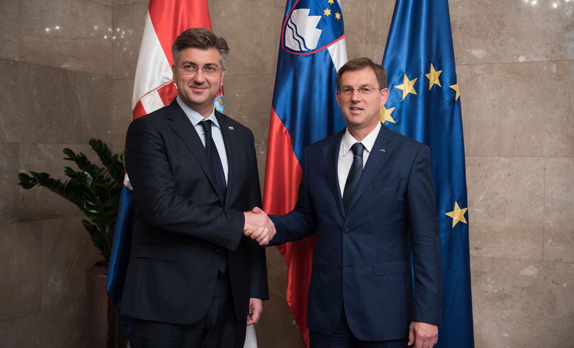 Ljubljana, 12.07.2017. - Sastanak premijera Andreja Plenkoviæa sa slovenskim premijerom Mirom Cerarom poèeo je u srijedu u Ljubljani. Na fotografiji Andrej Plenkoviæ, Miro Cerar.
foto HINA/ STA/ Bor Slana/ ml