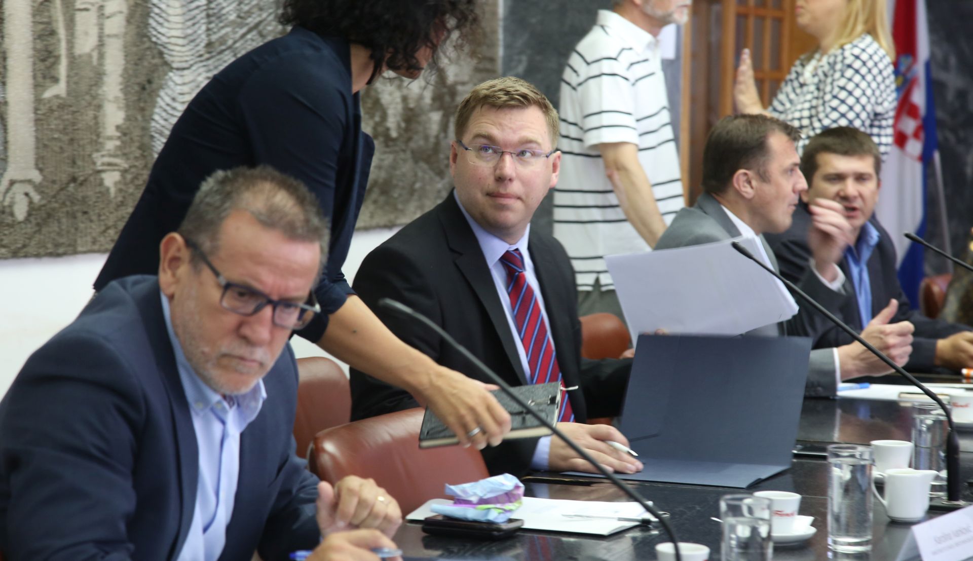 Zagreb, 12.07.2017. - Sjednica Gospodarsko-socijalnog vijeća u Ministarstvu rada i mirovinskog sustava. Na fotografiji ministar Marko Pavić sa suradnicima i članovima vijeća. 
foto HINA /Zvonimir KUHTIĆ/ zk