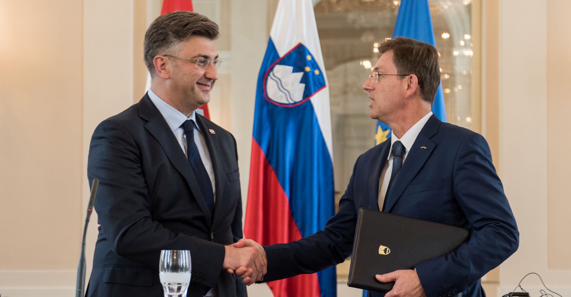 Ljubljana, 12.07.2017. - Konferencija za medije premijera Andreja Plenkoviæa i slovenskog premijera Mire Cerara. Na fotografiji Andrej Plenkoviæ, Miro Cerar.
foto HINA/ STA/ Bor Slana/ ml