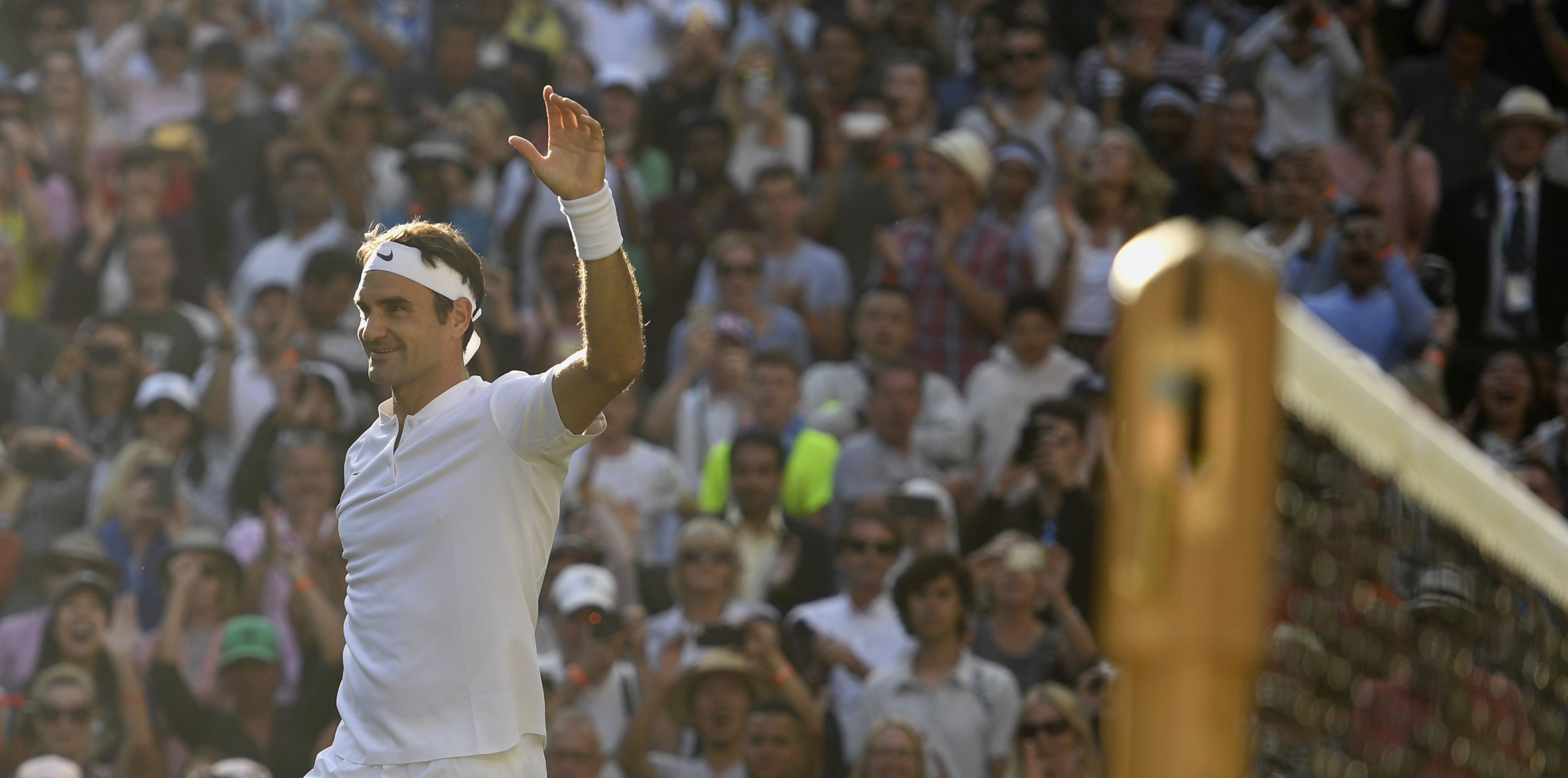 epa06083619 Roger Federer of Switzerland celebrates winning against Milos Raonic of Canada during their quarter final match for the Wimbledon Championships at the All England Lawn Tennis Club, in London, Britain, 12 July 2017.  EPA/WILL OLIVER EDITORIAL USE ONLY/NO COMMERCIAL SALES