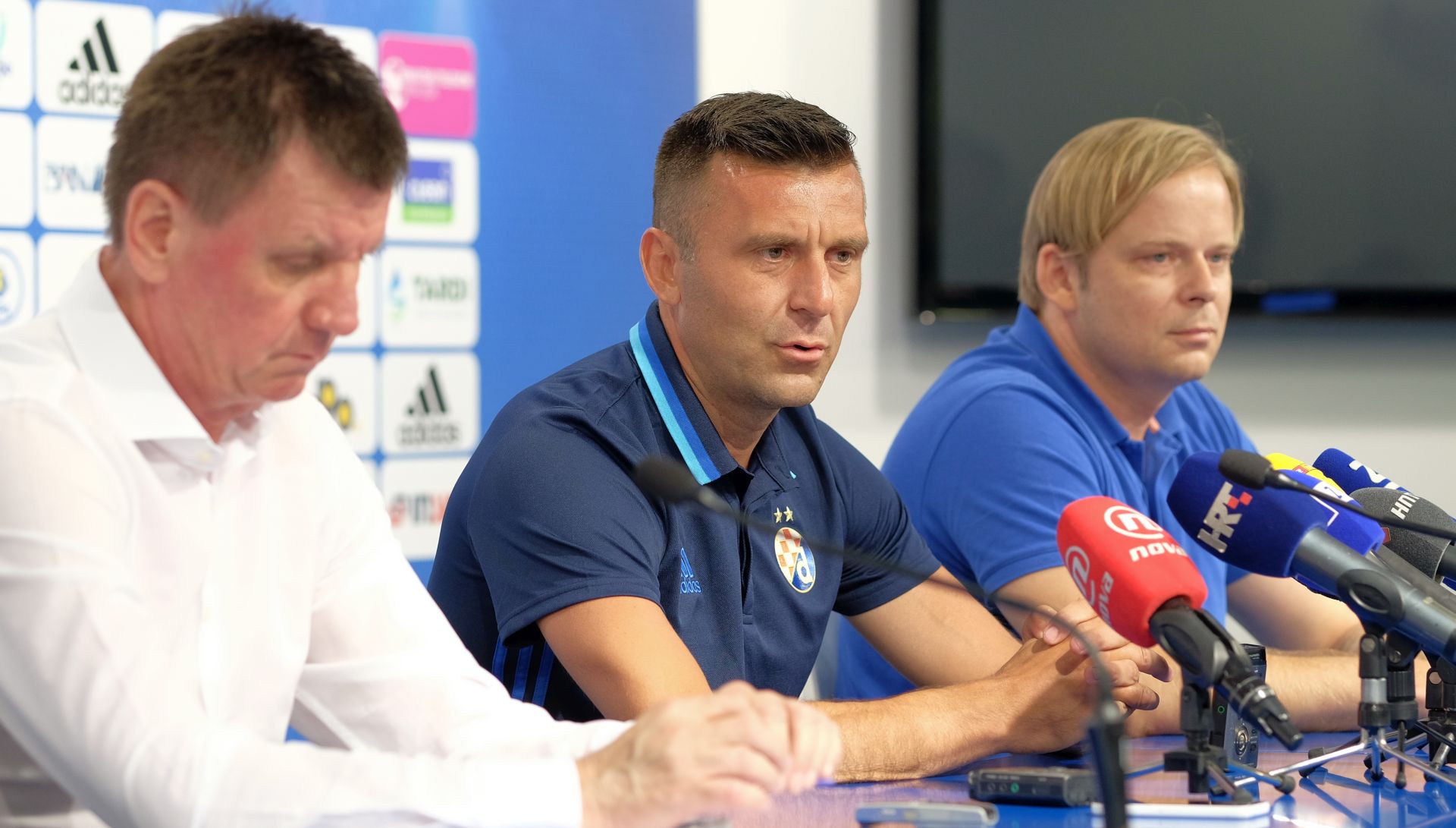 Zagreb, 13.07.2017. - Izvaredna konferencija za medije održana je u prostorijama nogometnog kluba Dinamo, gdje su nazočni bili sportski direktor kluba Marijan Vlak i Mario Cvitanović.
Na fotografiji Mario Cvitanović, Marijan Vlak, Alen Lesički.
foto HINA/ Edvard ŠUŠAK/ es