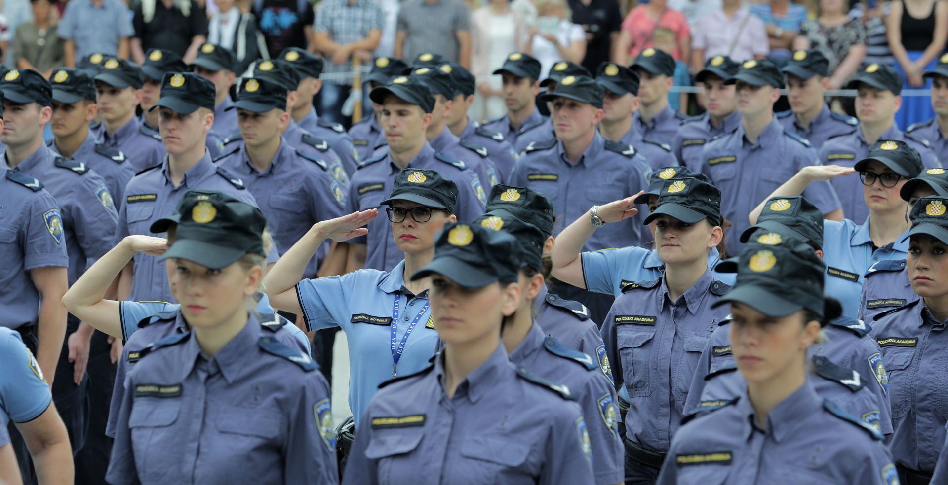 Zagreb, 14.7.2017 - Održana je svečana prisega 12. naraštaja polaznika Policijske škole "Josip Jović“. Prisutnima se obratio ministar unutarnjih poslova Davor Božinović, načelnik Policijske akademije Želimir Radmilović te voditelj Policijske škole Marjan Žuljević. Nakon svečane prisege najuspješnijim polaznicima škole dodijeljena su priznanja i nagrade, a na kraju svečanosti fotograf Šime Strikoman snimio je milenijsku fotografiju polaznika.
foto HINA/ Tomislav PAVLEK /tp