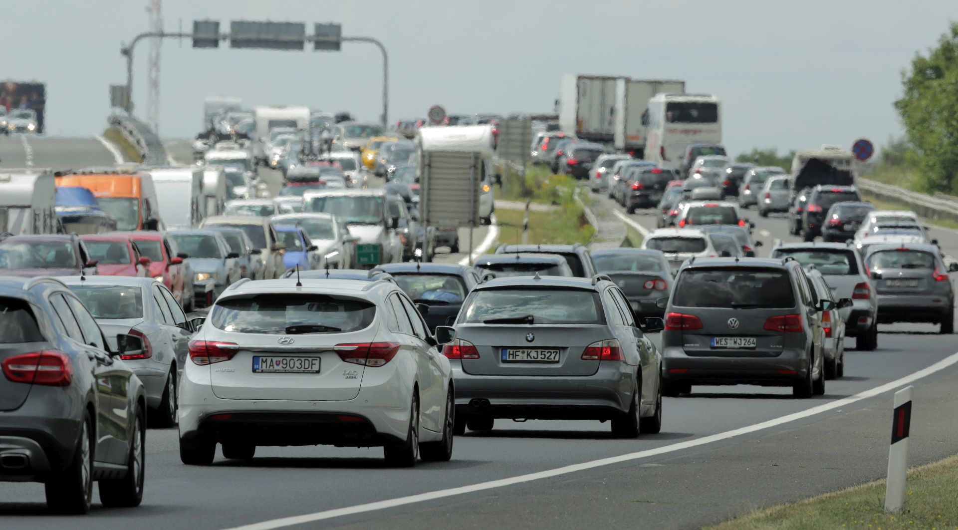 Zagreb, 15.07.2017. - Pojaèan promet na cestama u smjeru mora i u priobalju.  Na autocestama su èesti kraæi zastoji u blizini odmorita i èvorova pa vozaèima savjetujemo da odravaju sigurnosni razmak izmeðu vozila. Vozi se usporeno i u kolonama u pokretu na autocesti A1 izmeðu naplatnih postaja Luèko i èvora Bosiljevo 2 u oba smjera te izmeðu mosta Maslenica i tunela Sveti Rok u smjeru Zagreba. Pojaèan je priljev vozila i u veæini trajektnih luka. foto HINA/Tomislav Pavlek/tp