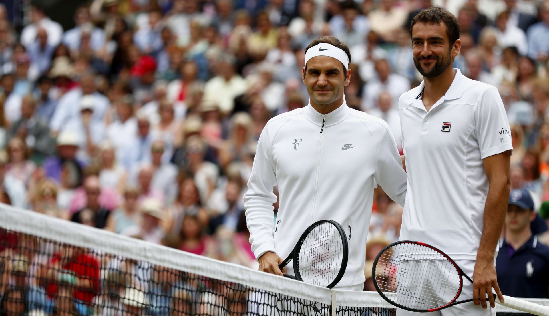epa06090928 Roger Federer (L) of Switzerland and Marin Cilic of Croatia pose prior to the Men's final match for the Wimbledon Championships at the All England Lawn Tennis Club, in London, Britain, 16 July 2017.  EPA/NIC BOTHMA EDITORIAL USE ONLY/NO COMMERCIAL SALES