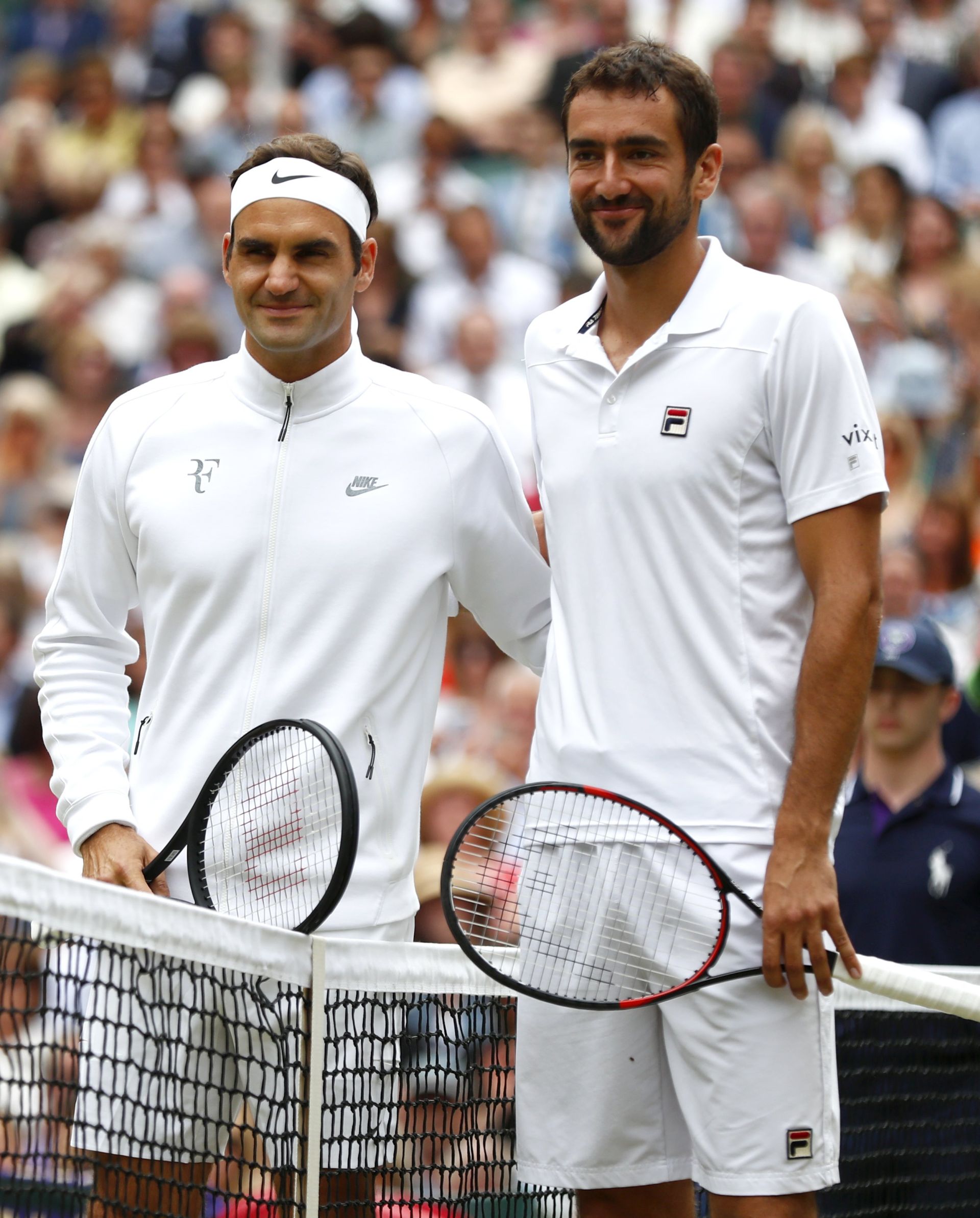 epa06090927 Roger Federer (L) of Switzerland and Marin Cilic of Croatia pose prior to the Men's final match for the Wimbledon Championships at the All England Lawn Tennis Club, in London, Britain, 16 July 2017.  EPA/NIC BOTHMA EDITORIAL USE ONLY/NO COMMERCIAL SALES