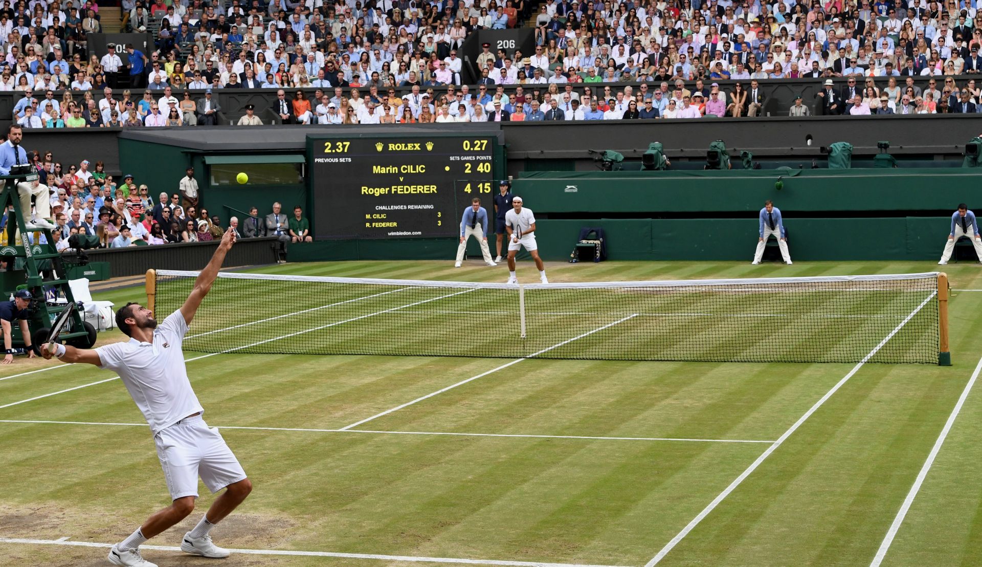 epa06090984 Marin Cilic (L) of Croatia in action against Roger Federer of Switzerland during the Men's final match for the Wimbledon Championships at the All England Lawn Tennis Club, in London, Britain, 16 July 2017.  EPA/FACUNDO ARRIZABALAGA EDITORIAL USE ONLY/NO COMMERCIAL SALES