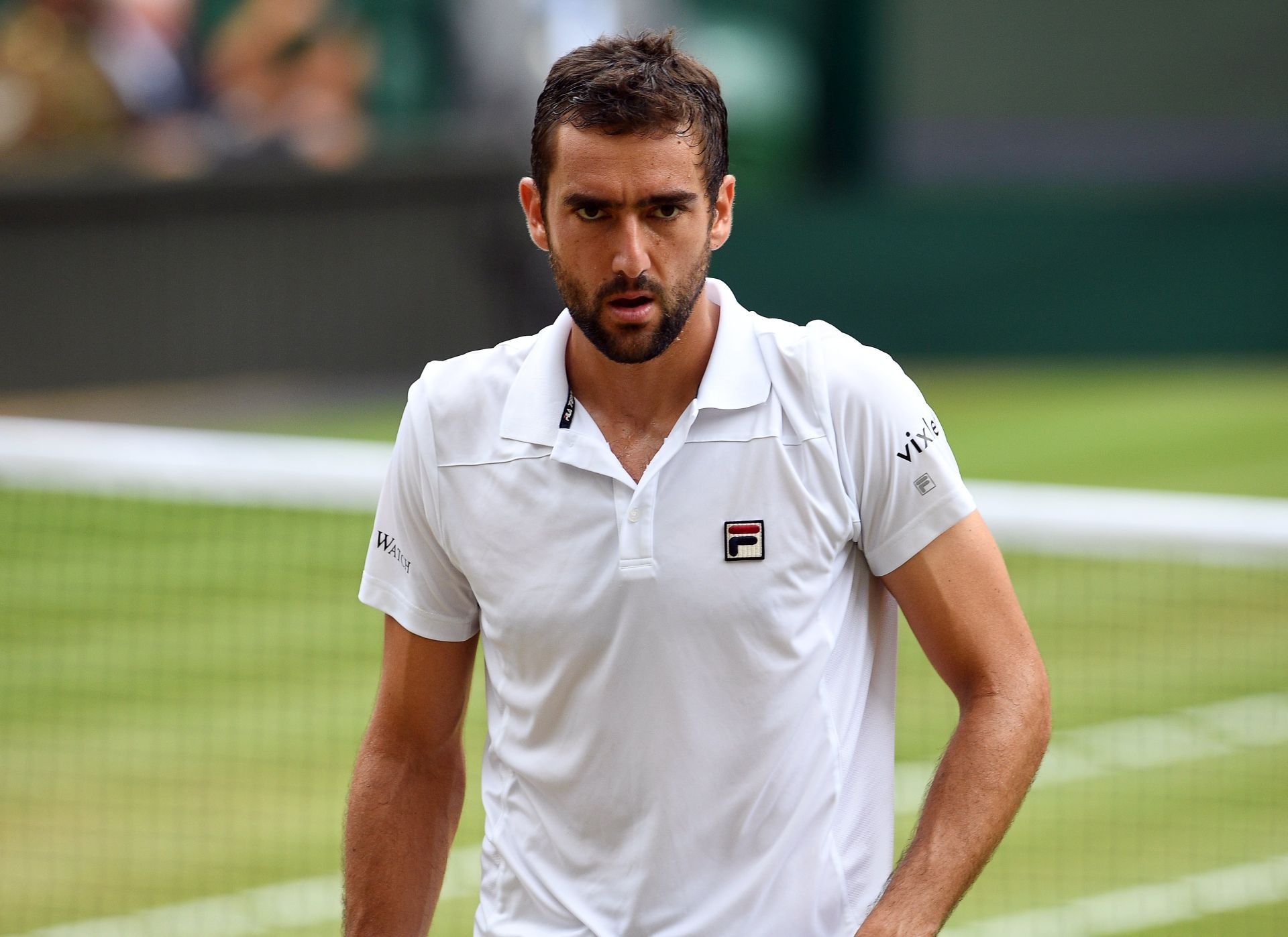 epa06091178 Marin Cilic of Croatia plays Roger Federer of Switzerland in the men's final of the Wimbledon Championships at the All England Lawn Tennis Club, in London, Britain, 16 July 2017.  EPA/FACUNDO ARRIZABALAGA EDITORIAL USE ONLY/NO COMMERCIAL SALES