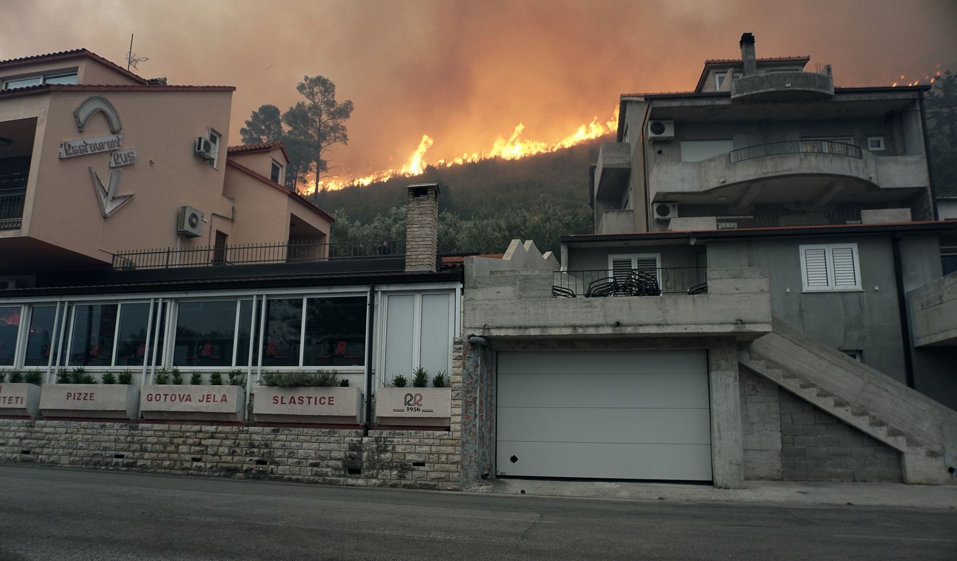 Split, 17.07.2017. - Požarište kraj Srinjina i Žrnovnice posjetili su ministri Davor Božinović i Damir Krstičević.
foto HINA/ Mario STRMOTIĆ/ ml
