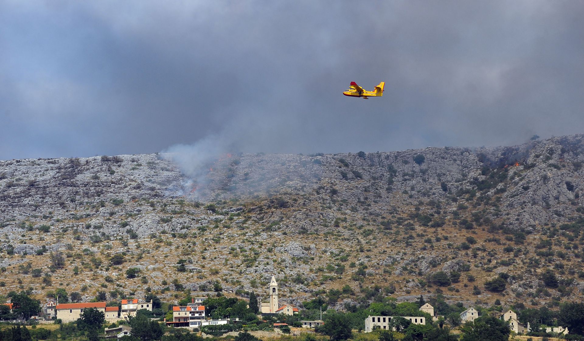 Split, 17. 07. 2017. Požar u Podstrani.
Foto: Mario Strmotić