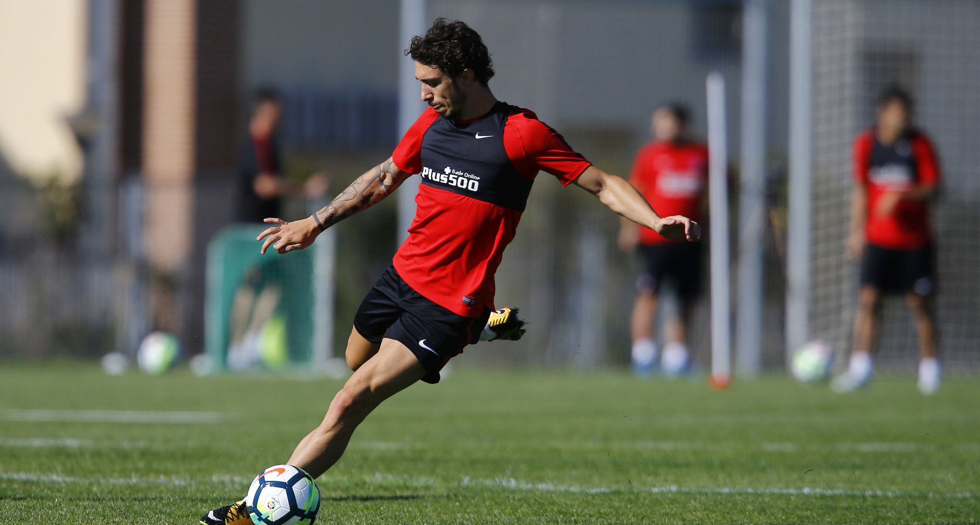 Madrid, 17.07.2017. - Hrvatski nogometni reprezentativac ime Vrsaljko, koji je zbog ozljede lijevog koljena pauzirao èetiri mjeseca, u ponedjeljak je na treningu Atletico Madrida u mjestu Los Angeles de San Rafael, udaljenom 70 kilometara od Madrida, ponovno ozlijedio isto koljeno te je morao napustiti travnjak. Zasad je nepoznato o kakvoj je ozlijedi rijeè. Na fotografiji ime Vrsaljko na treningu. foto HINA/ Miho DOBRAIN/ lsd