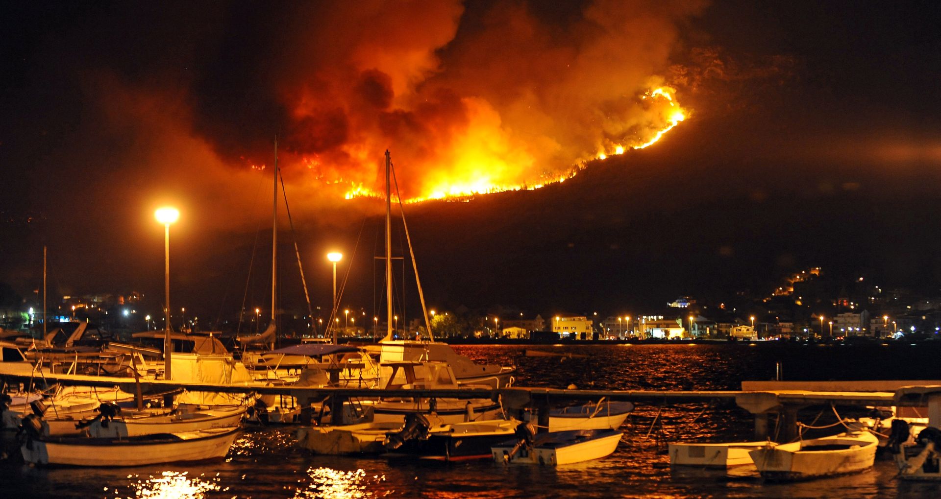 Split, 18.07.2017. - Podstrana, Stroanac: veliki poar zahvatio je kuæe. foto HINA/ Mario STRMOTIÆ/ lsd