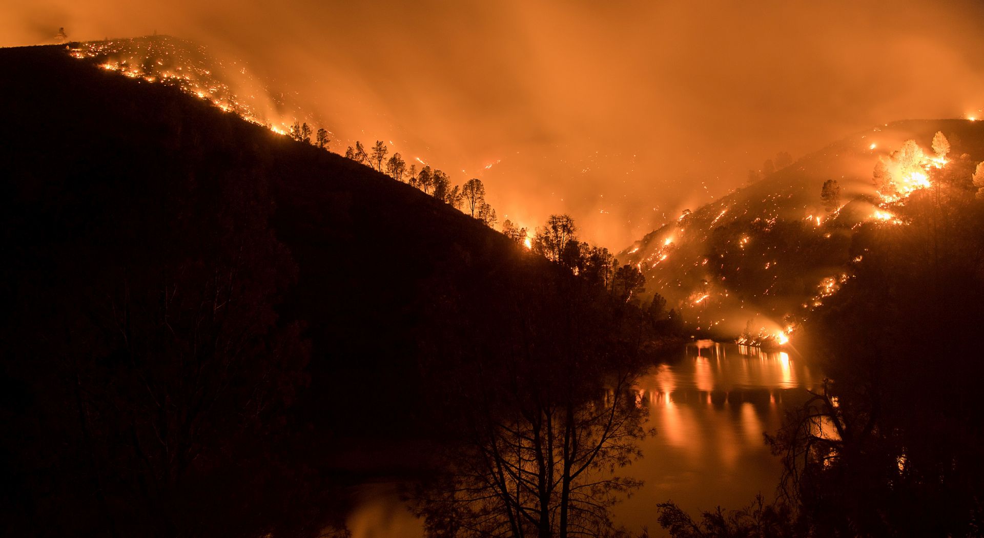 epa06093870 The Detwiller Fire burns above Lake McClure near Bear Valley, California, USA, 17 July 2017. According to reports, the Detwiller Fire in Mariposa County, has burned over 11,000 acres since it started on 16 July and is 5 percent contained.  EPA/NOAH BERGER