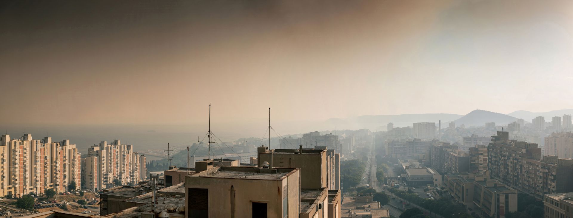 Split, 17.07.2017. - Veliki poari koji su okruili Split u kasno poslijepodne stigli su i do samog grada. Velika dimna zavjesa prekrila je èitav grad, prizor koji mnogi Spliæani nikad nisu vidjeli.
foto HINA/ Milan ABIÆ/ m