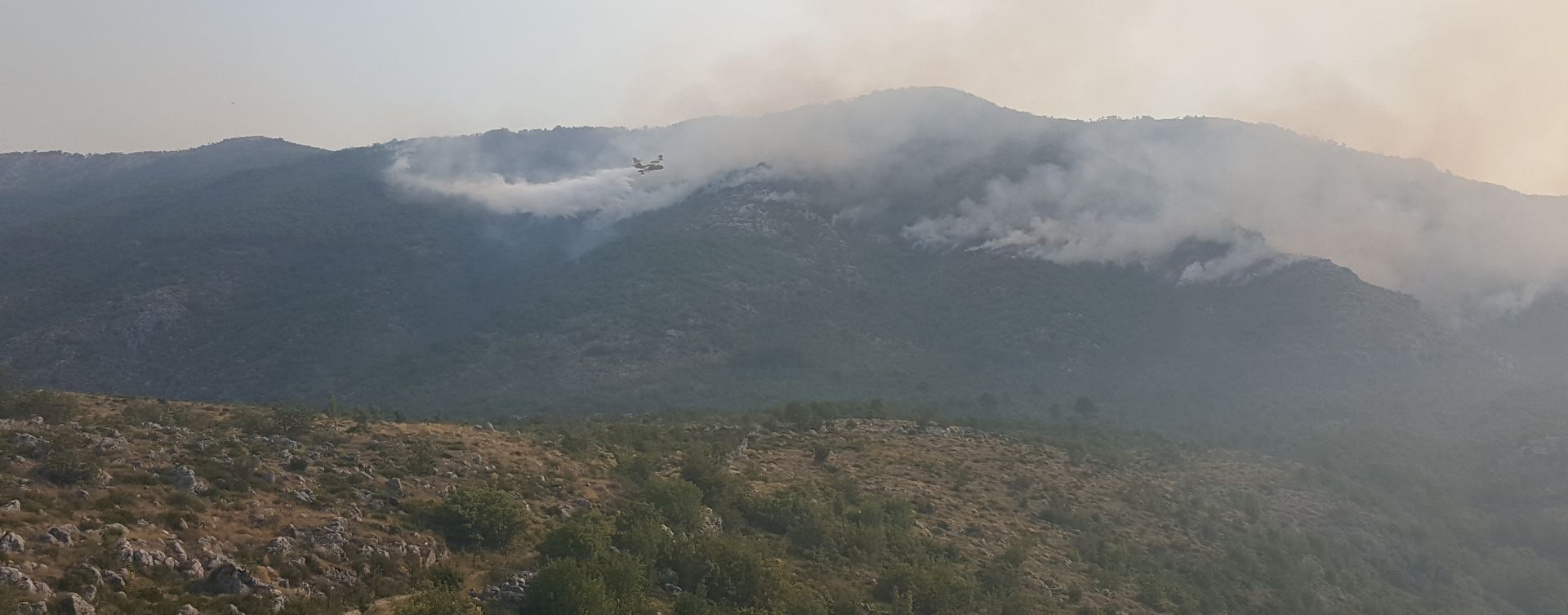 Konavle, 20.07.2017 - Poar koji je u utorak izbio na brdu Bjelotina u Crnoj Gori preao je u srijedu u noænim satima u Republiku Hrvatsku na podruèje Opæine Konavle, potvrdio je u èetvrtak zapovjednik JVP Konavle Mario Magud te dodao kako zbog nepristupaènog terena vatru gase kanaderi.
foto HINA/ Nika MILETIÆ/ ik