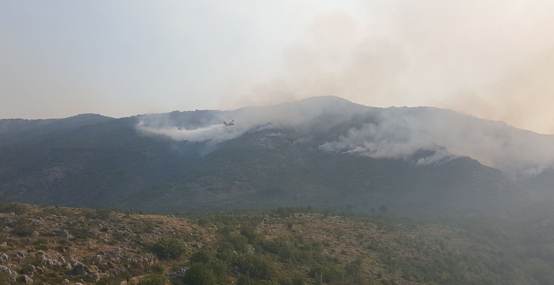 Konavle, 20.07.2017 - Poar koji je u utorak izbio na brdu Bjelotina u Crnoj Gori preao je u srijedu u noænim satima u Republiku Hrvatsku na podruèje Opæine Konavle, potvrdio je u èetvrtak zapovjednik JVP Konavle Mario Magud te dodao kako zbog nepristupaènog terena vatru gase kanaderi.
foto HINA/ Nika MILETIÆ/ ik