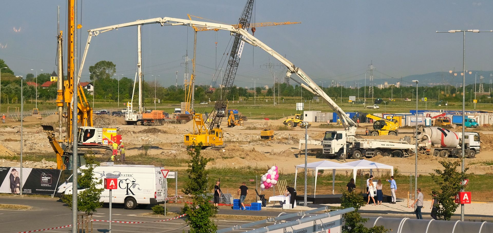 Zagreb, 20.07.2017 - Investitori su polaganjem kamena temeljca obilježili početak gradnje outlet kompleksa Designer Outlet Croatia. Ikea u toj investiciji sudjeluje s 88 milijuna eura za dvije faze gradnje tog kompleksa, čije se otvorenje planira za proljeće iduće godine.
foto HINA/ Edvard ŠUŠAK/ es